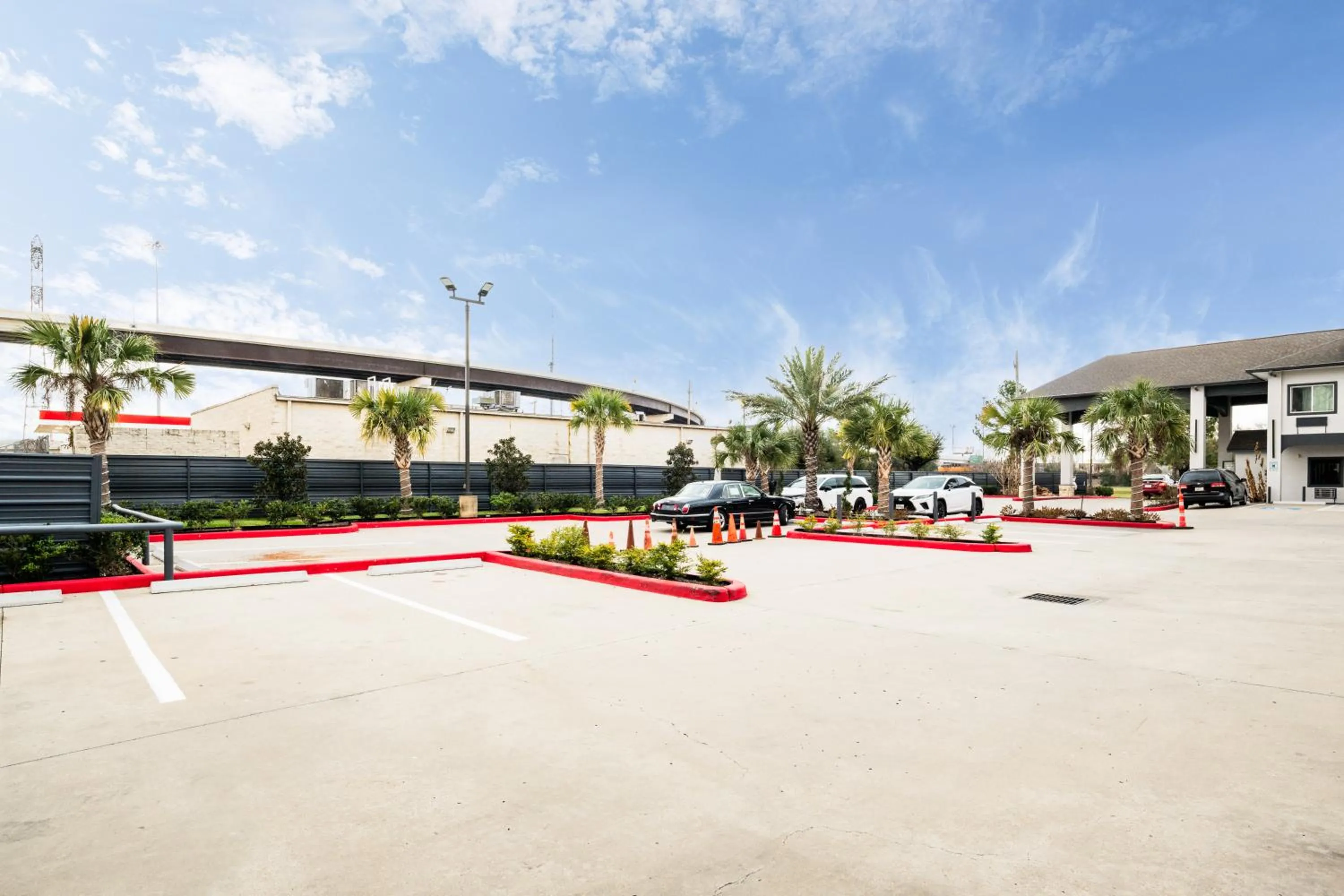 Property building in Moonlight Suites - Houston/George Bush Int'l Airport