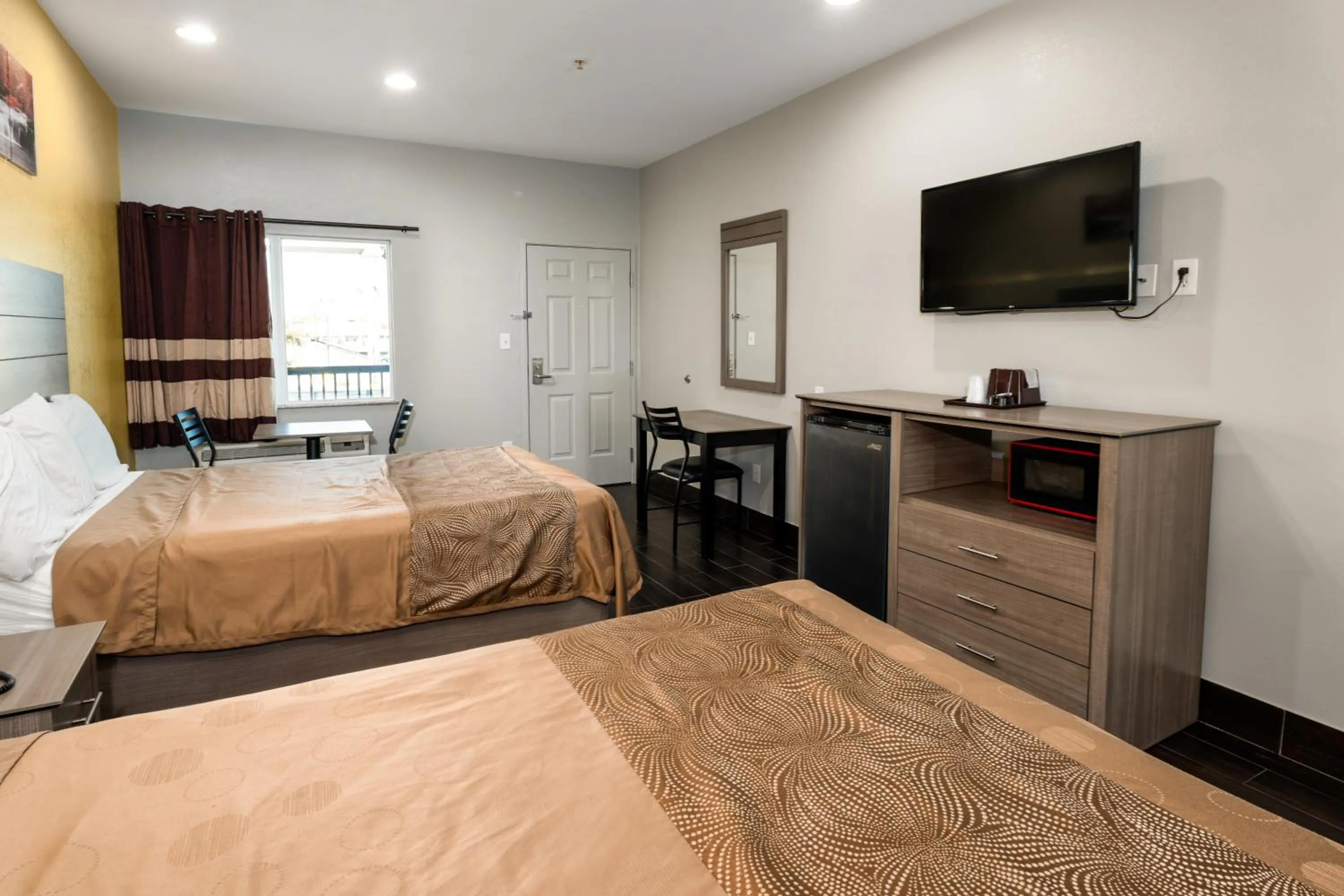 Bedroom, Bed in Moonlight Suites - Houston/George Bush Int'l Airport