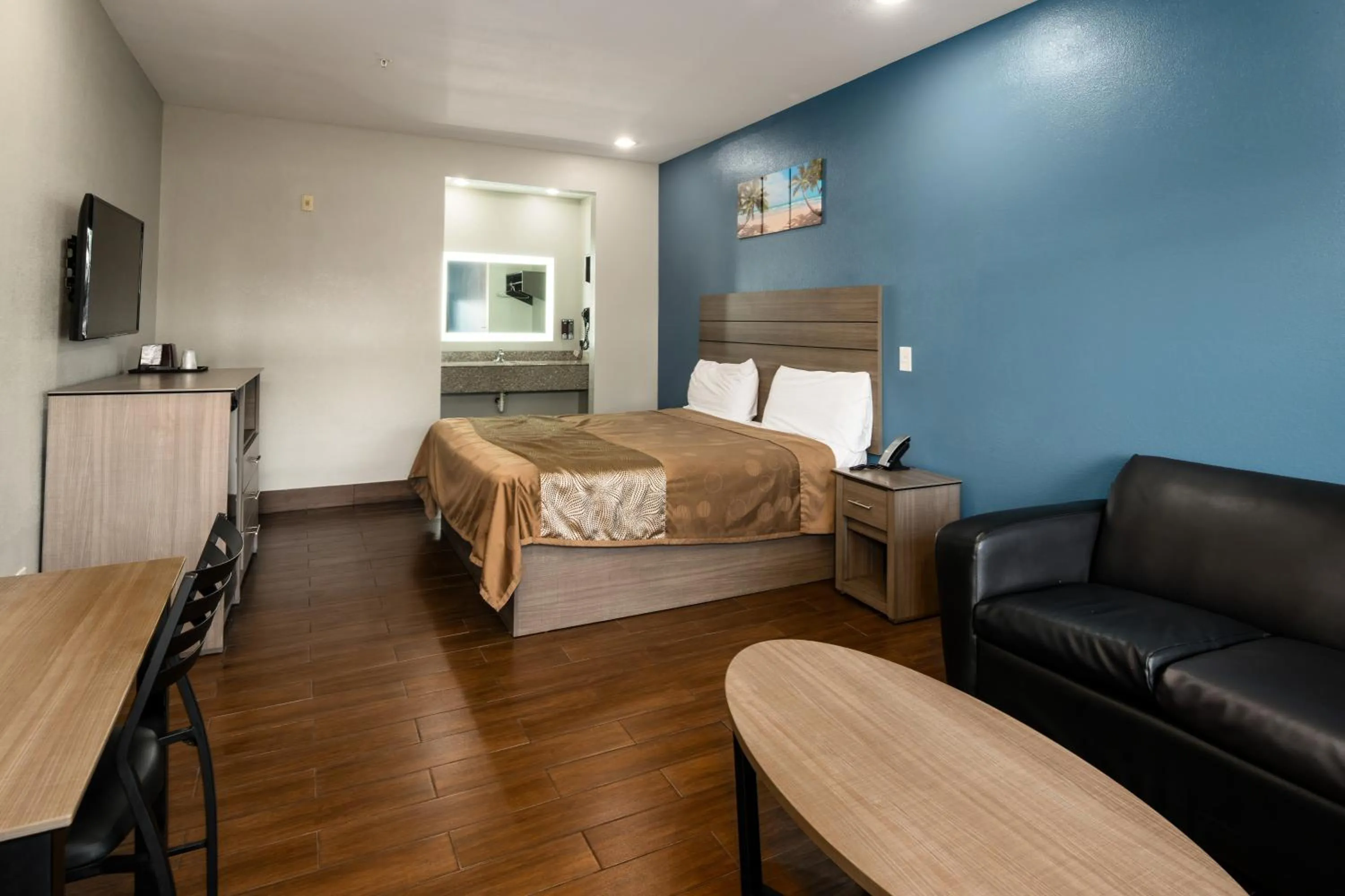 Bedroom, Bed in Moonlight Suites - Houston/George Bush Int'l Airport