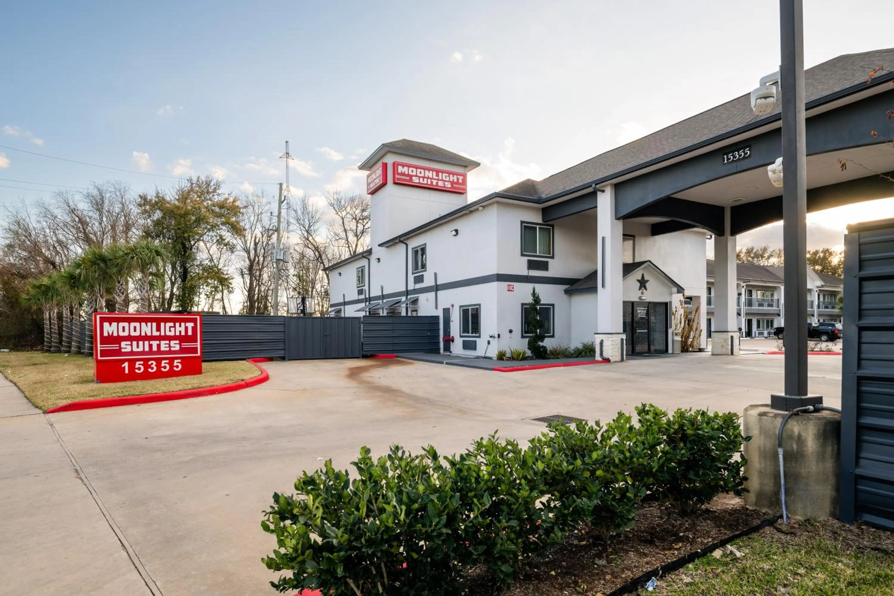 Property building in Moonlight Suites - Houston/George Bush Int'l Airport