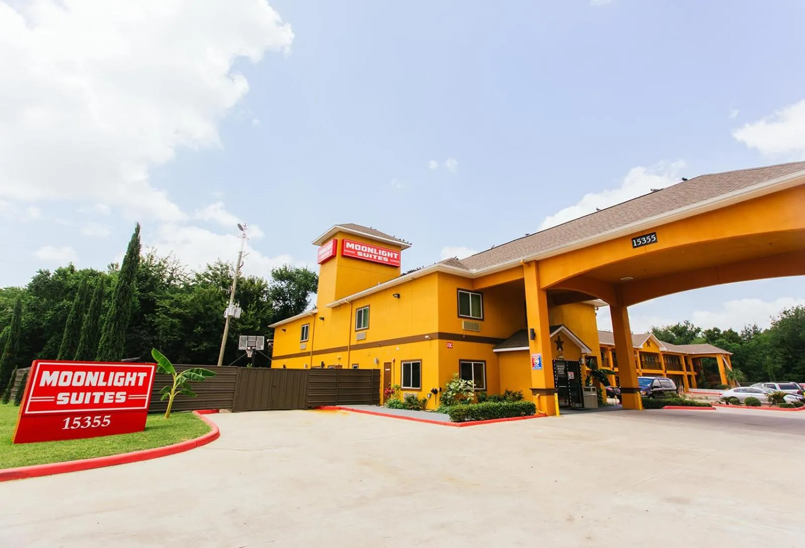 Property building in Moonlight Suites - Houston/George Bush Int'l Airport