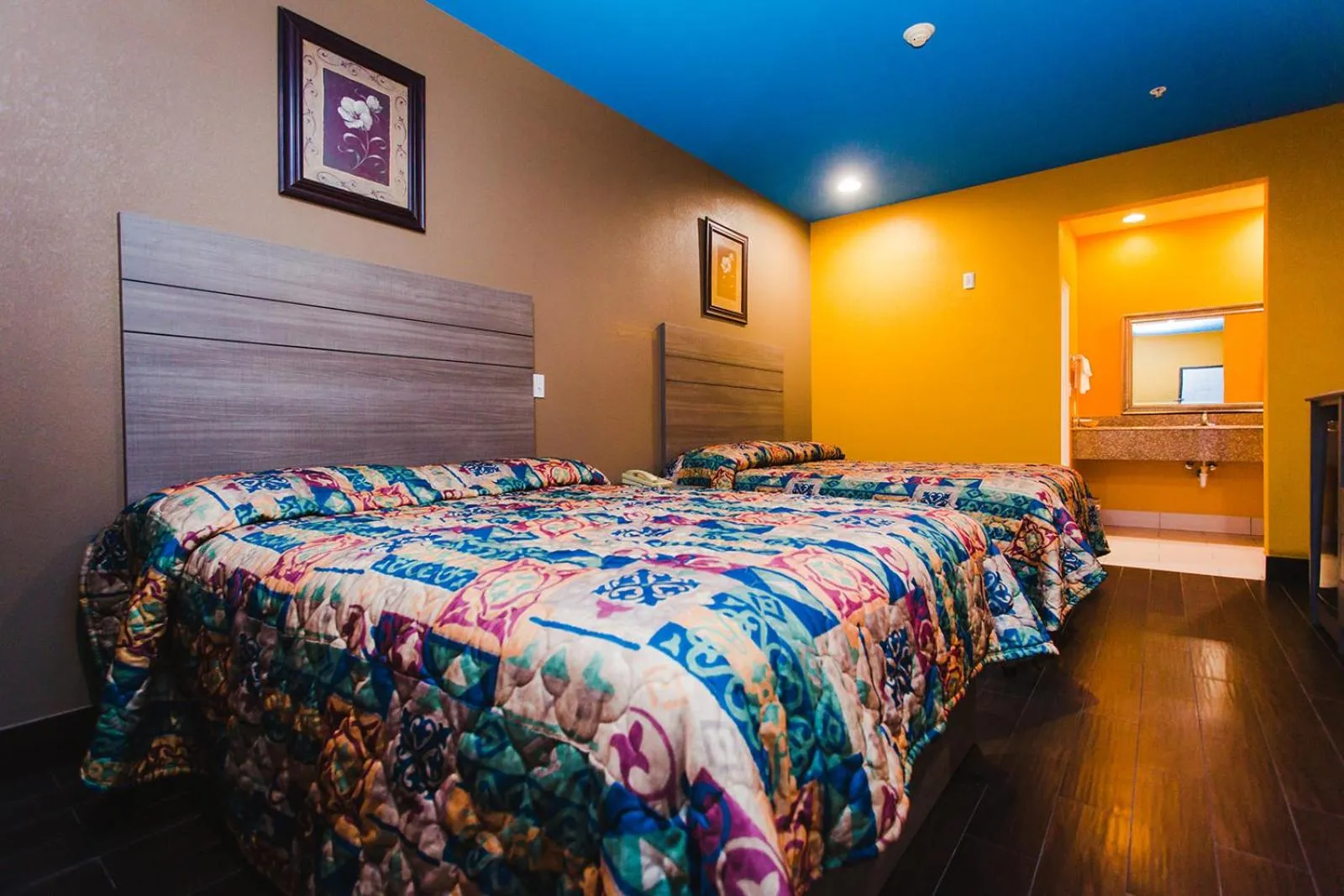 Bedroom, Bed in Moonlight Suites - Houston/George Bush Int'l Airport