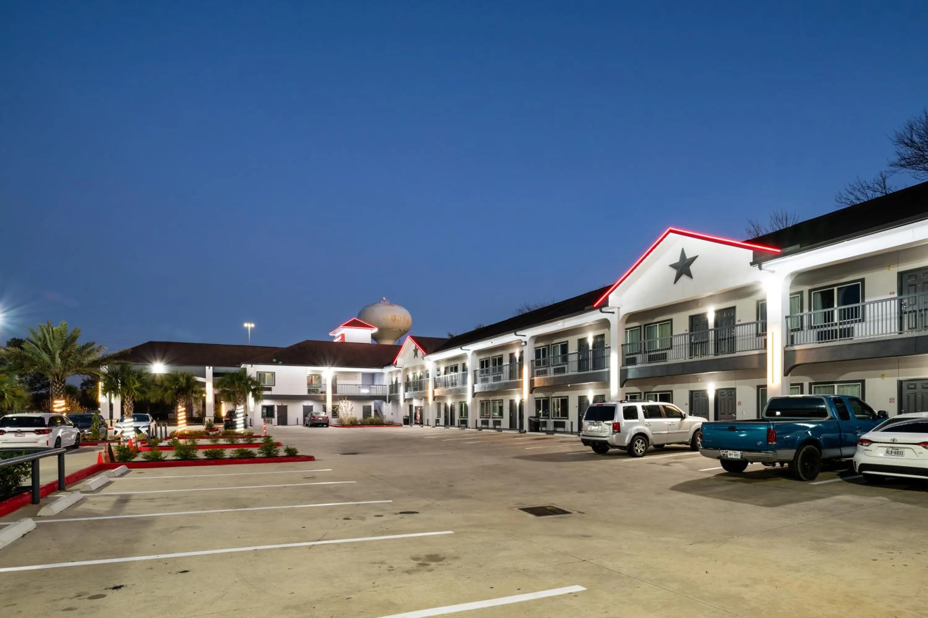 Property building in Moonlight Suites - Houston/George Bush Int'l Airport