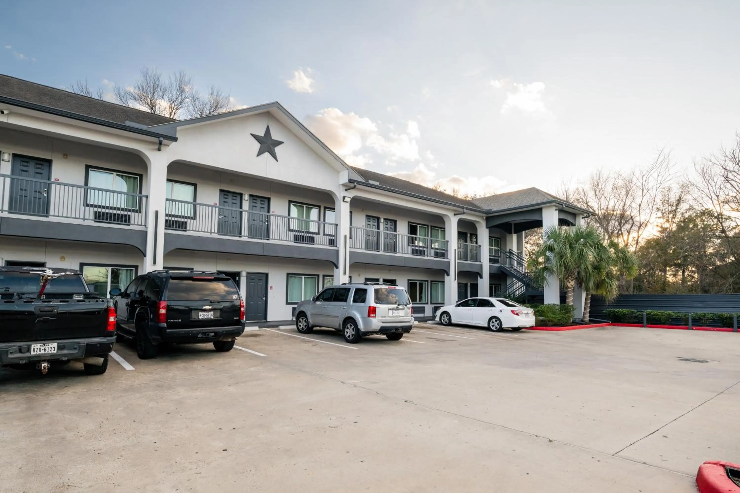 Property building in Moonlight Suites - Houston/George Bush Int'l Airport
