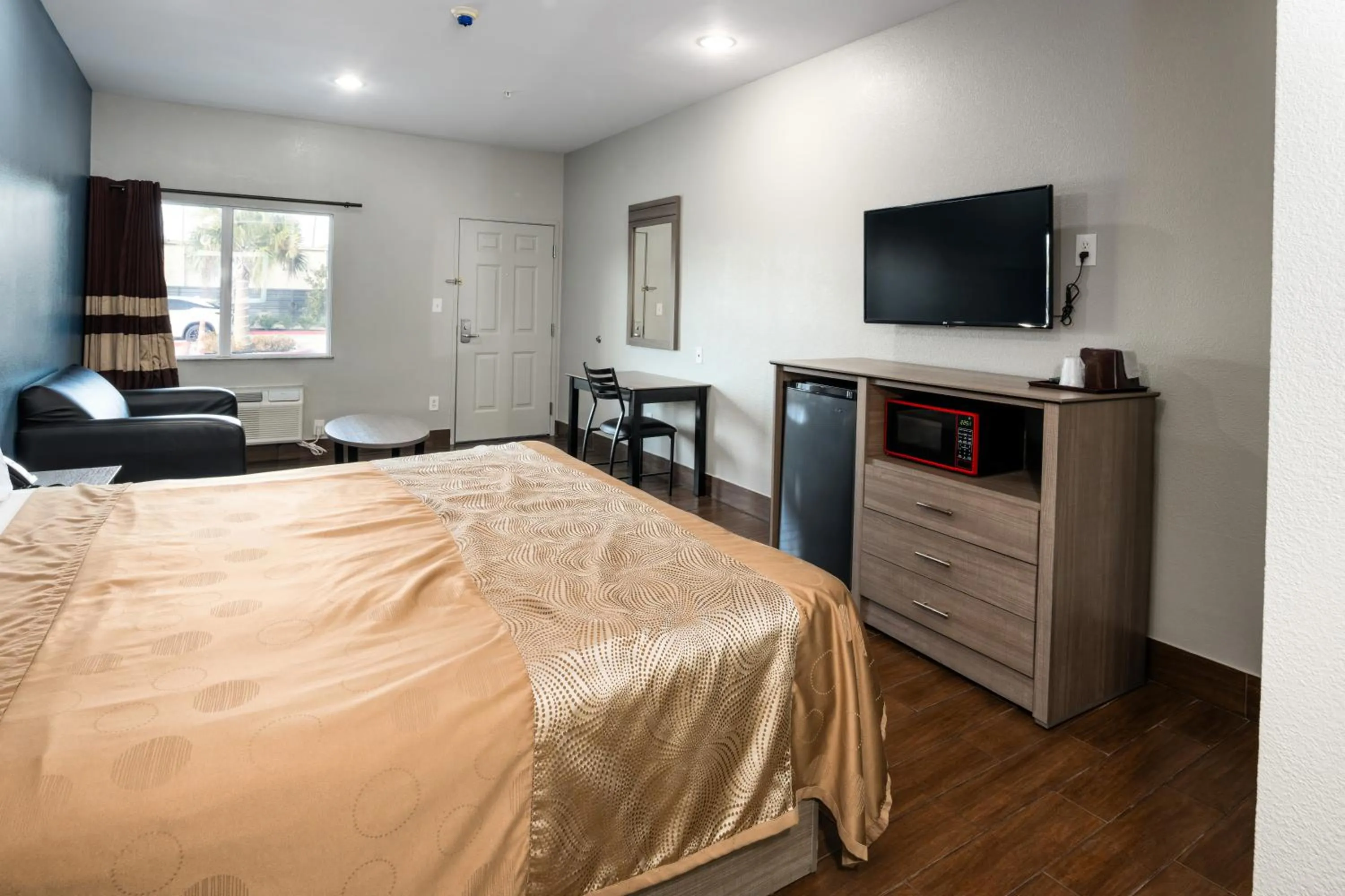 Bedroom, Bed in Moonlight Suites - Houston/George Bush Int'l Airport
