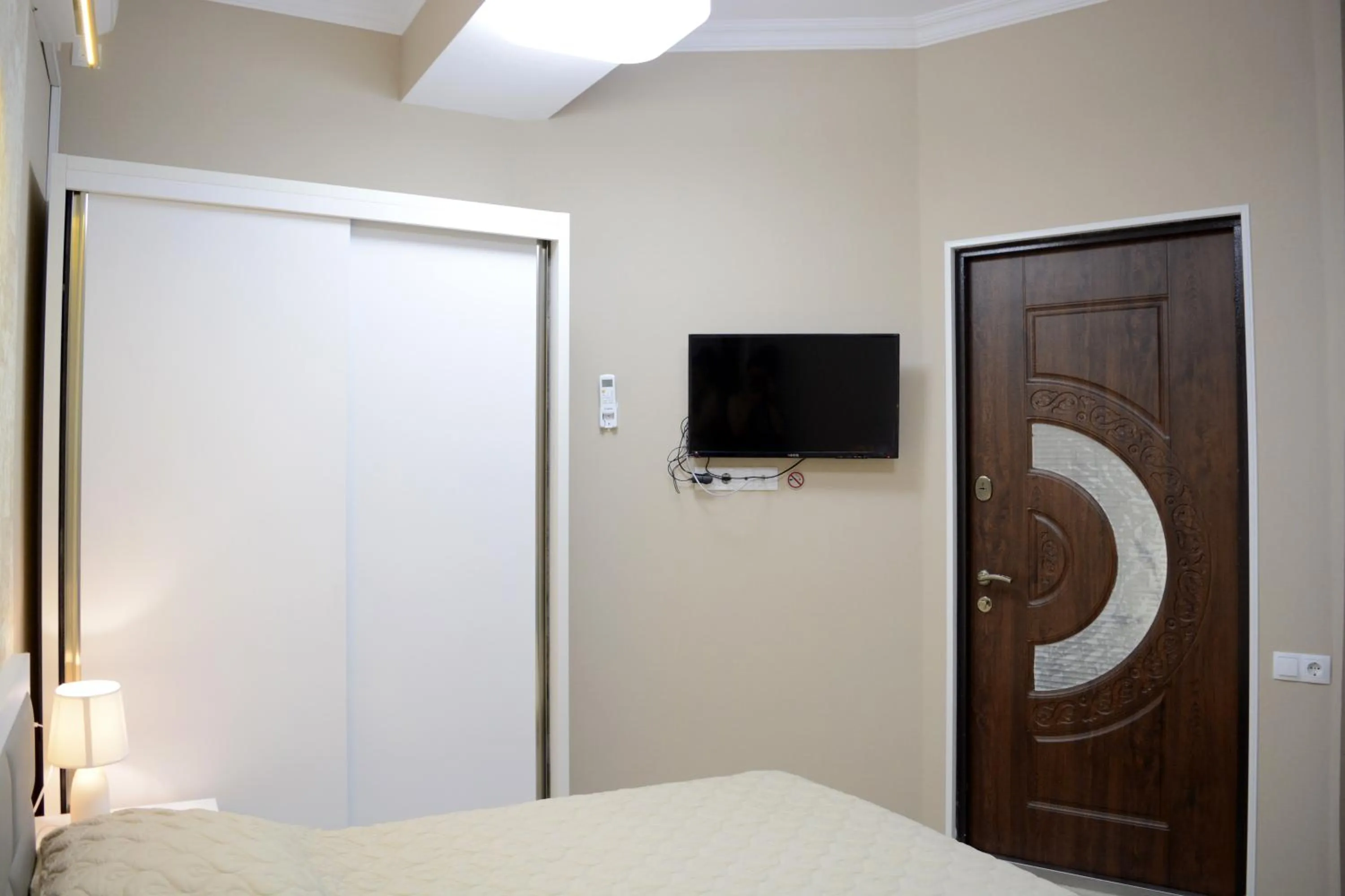 TV and multimedia, Bed in Hotel Nicolas