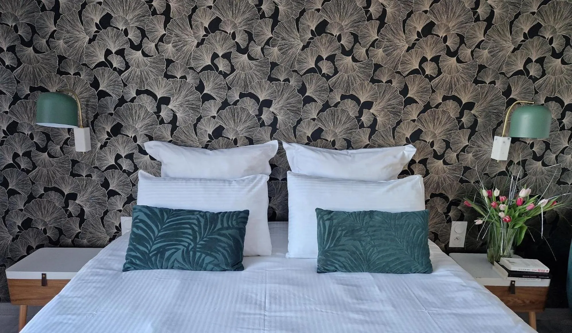 Swimming pool, Bed in Chambre d'hôtes