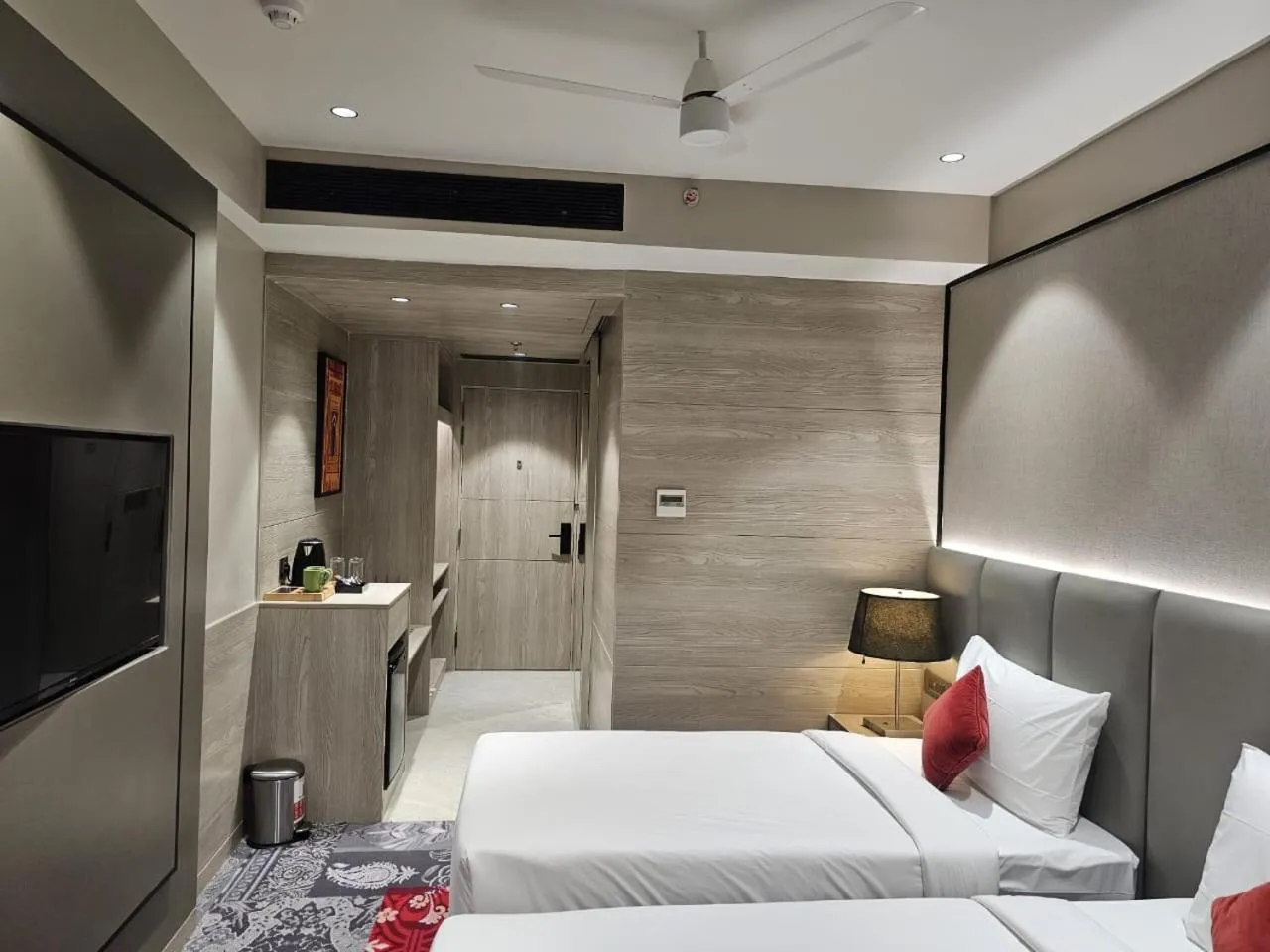 Bedroom, Bed in Crystal Inn