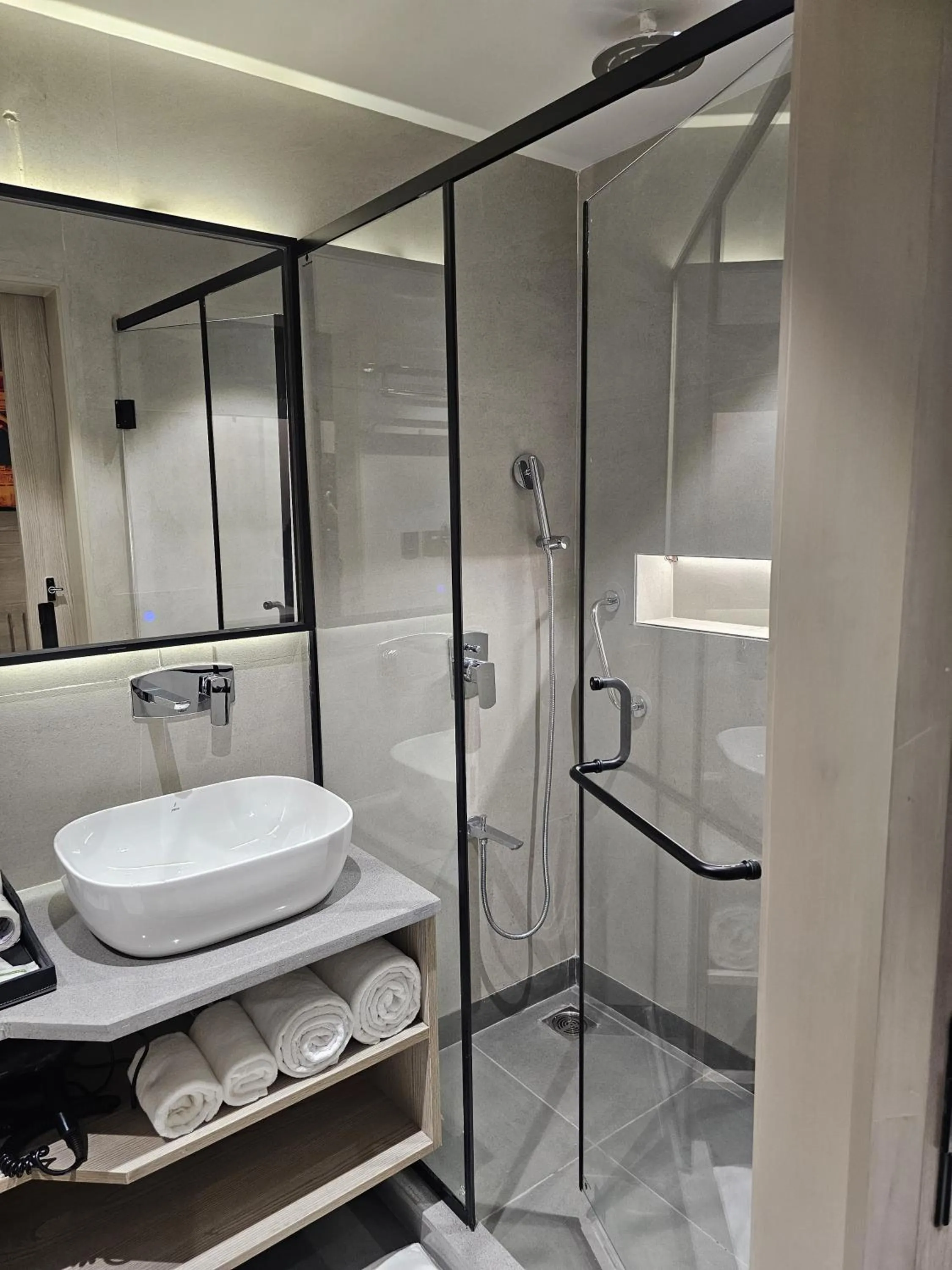 Shower in Crystal Inn