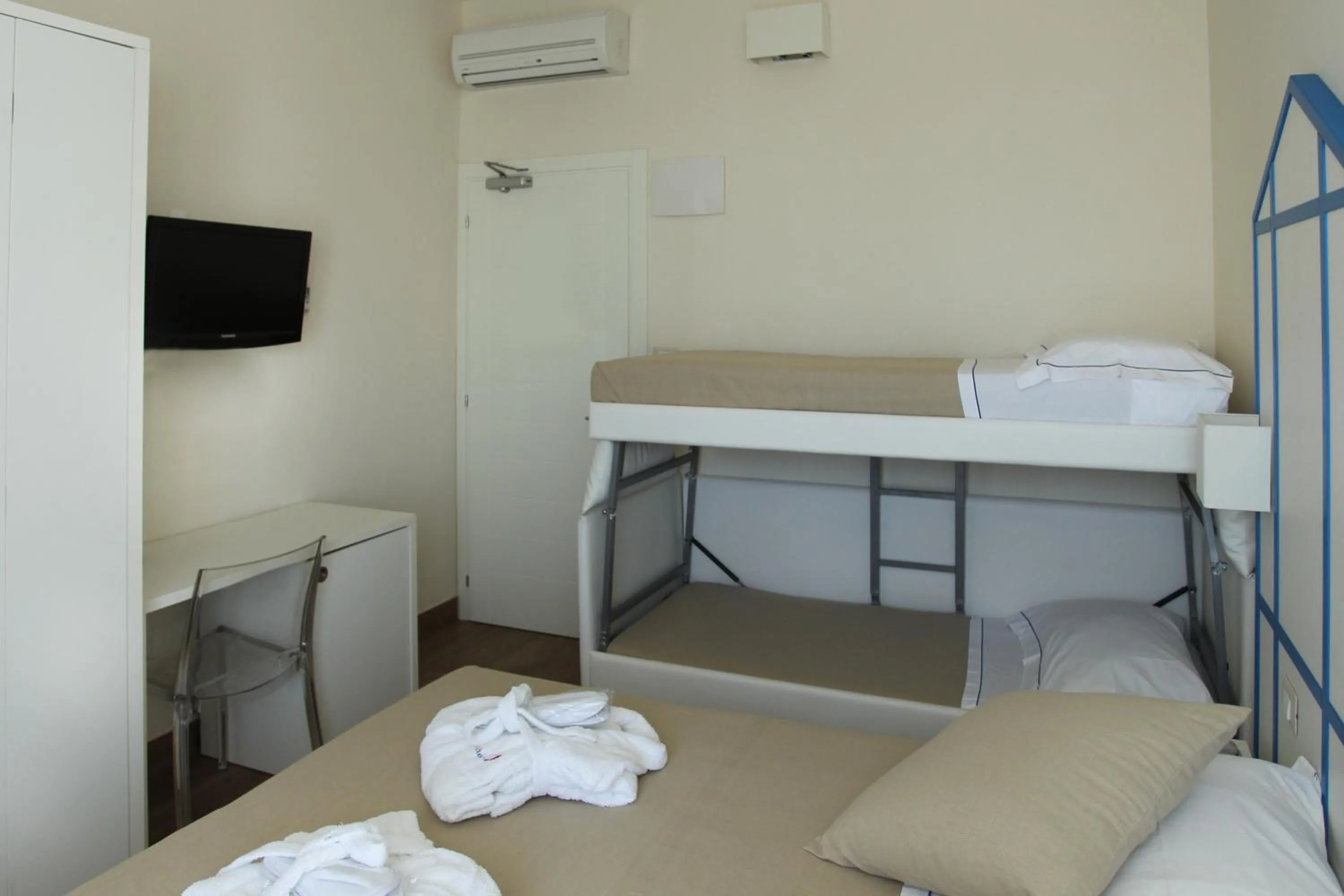 bunk bed, Bed in Mini Hotel