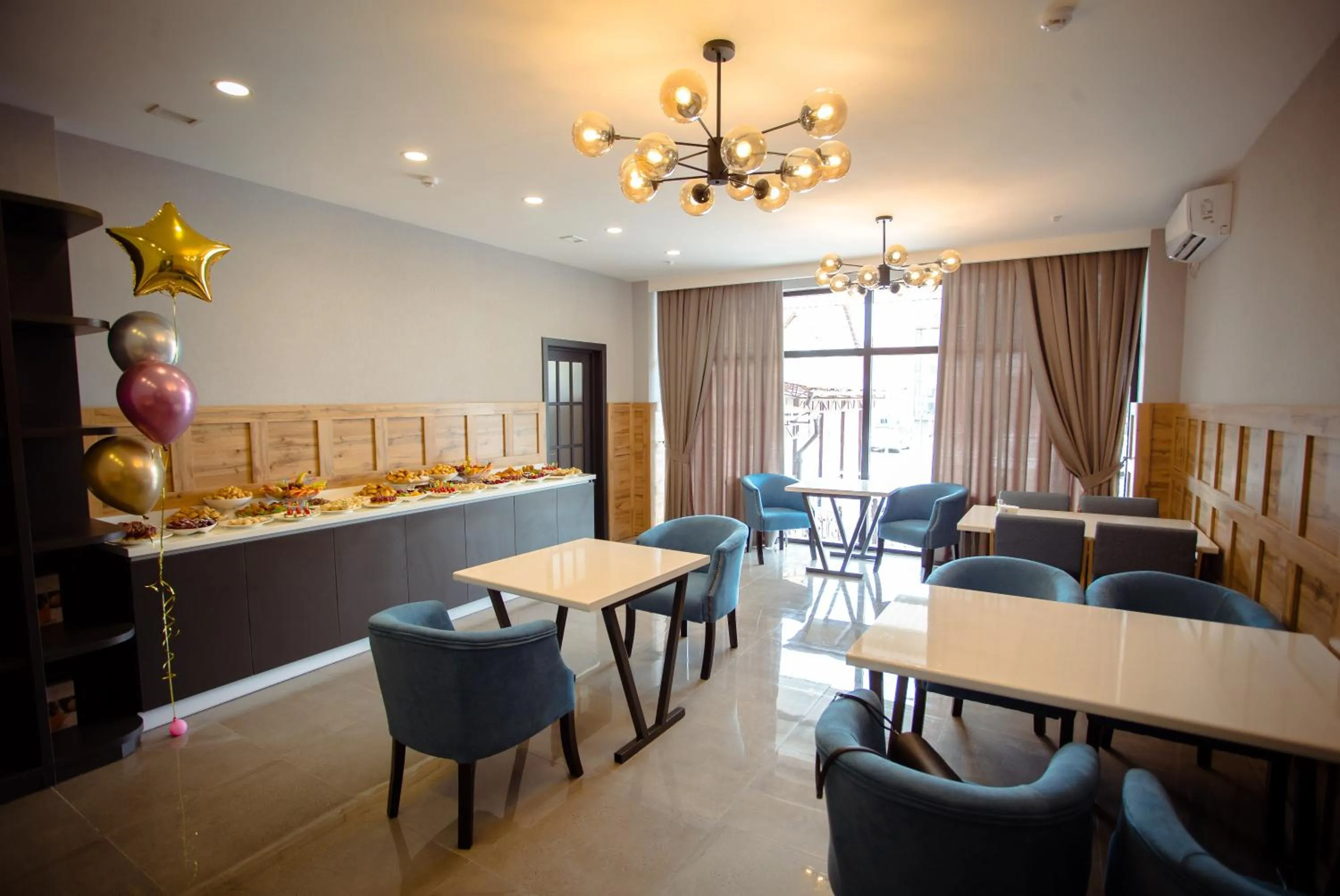 Restaurant/places to eat in Aurum hotel