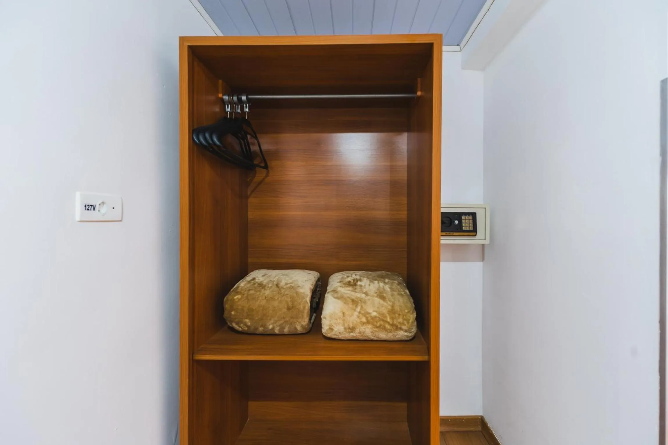 wardrobe in Hotel Nacional Inn Curitiba Estação Shopping