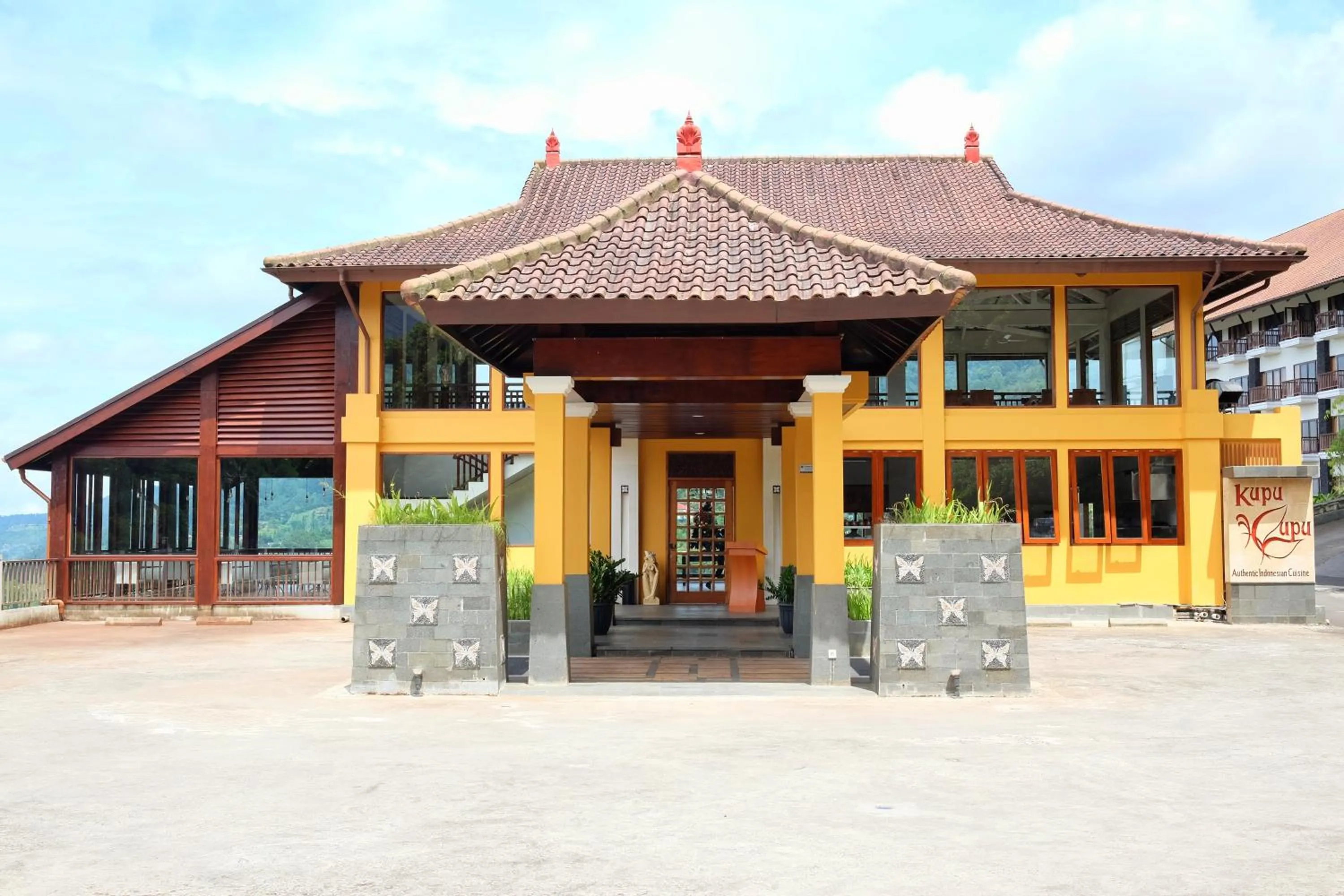 Restaurant/places to eat in The Grand Hill Resort-Hotel