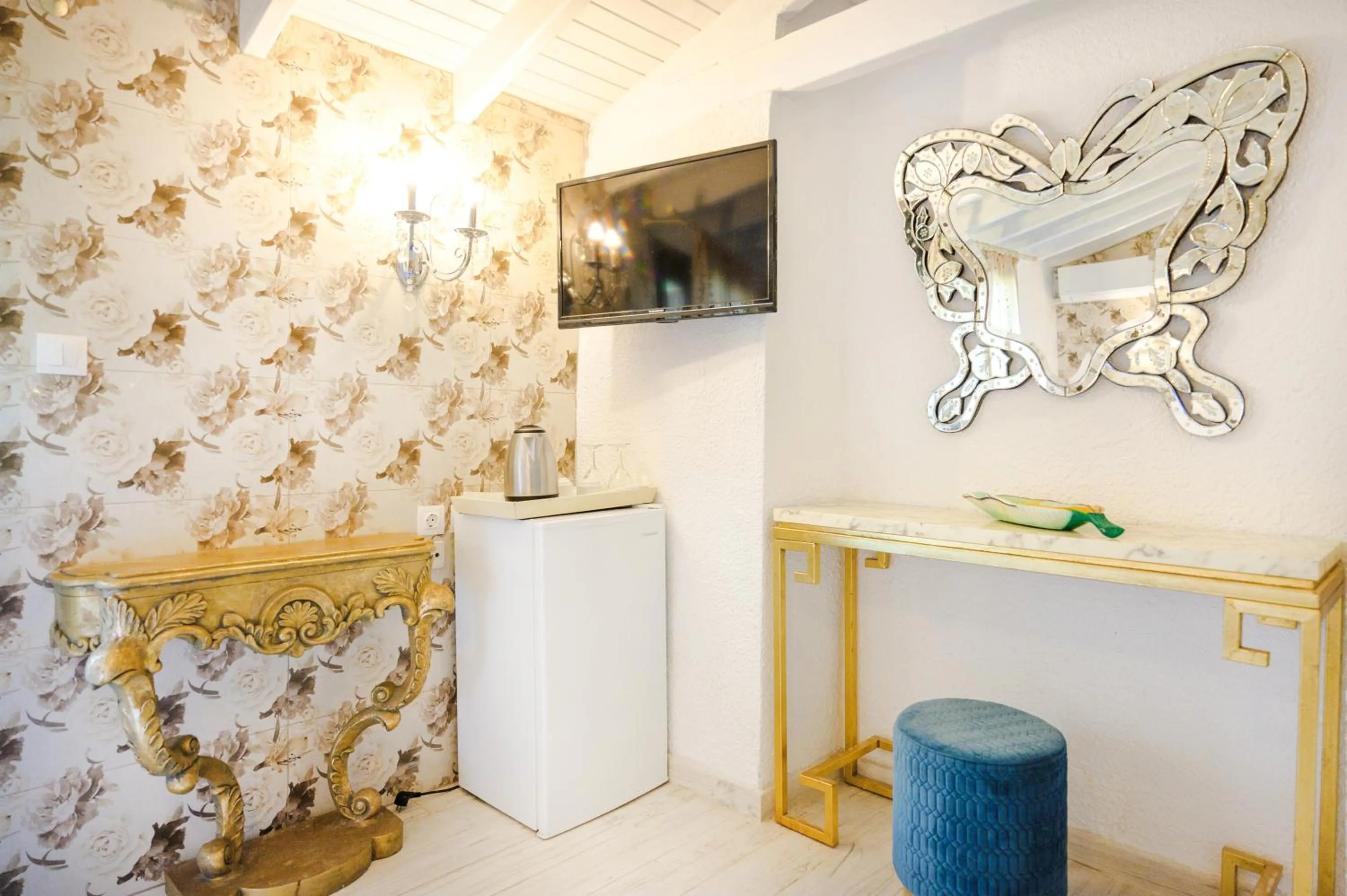 TV and multimedia in Leandros Hotel