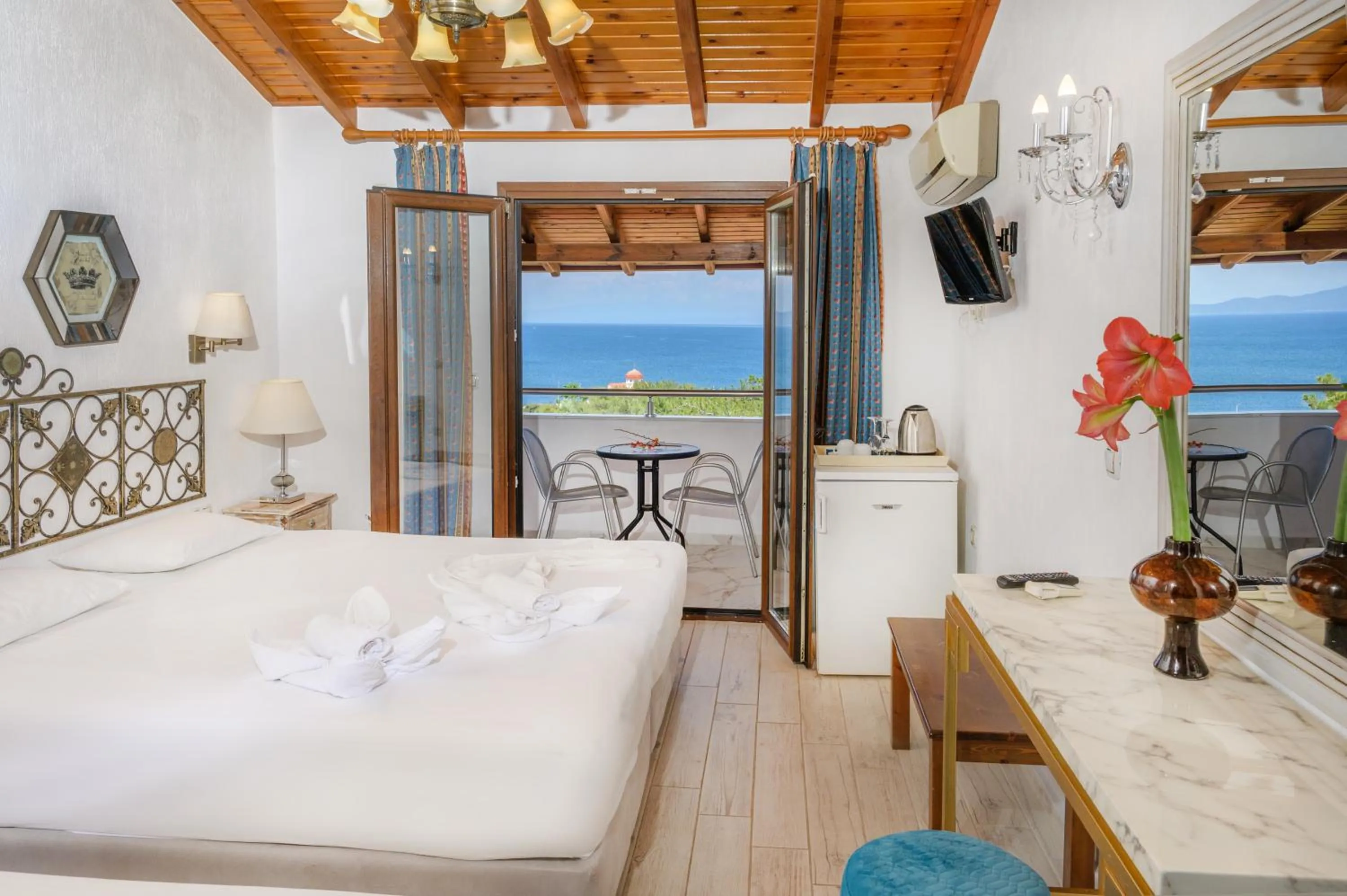 Bedroom, Bed in Leandros Hotel