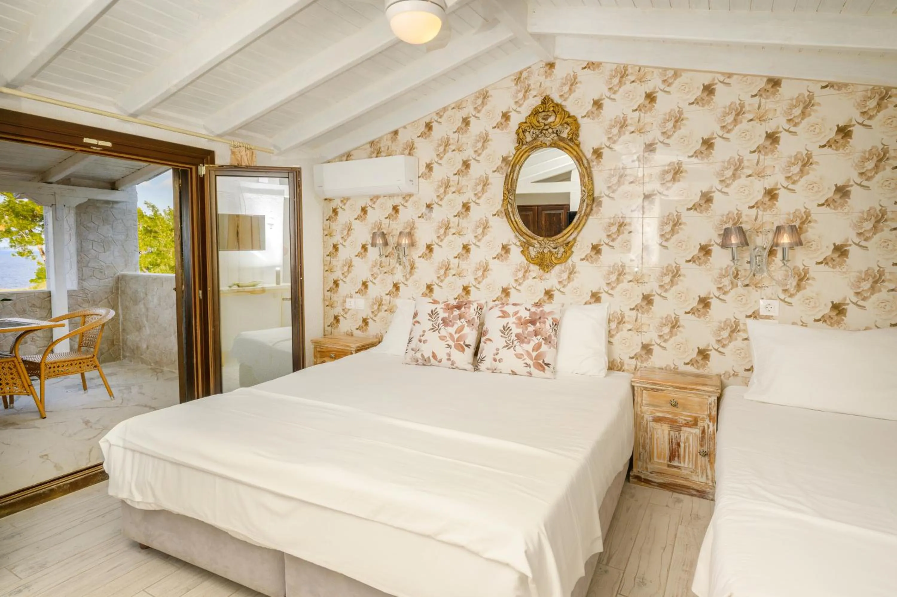 Photo of the whole room, Bed in Leandros Hotel