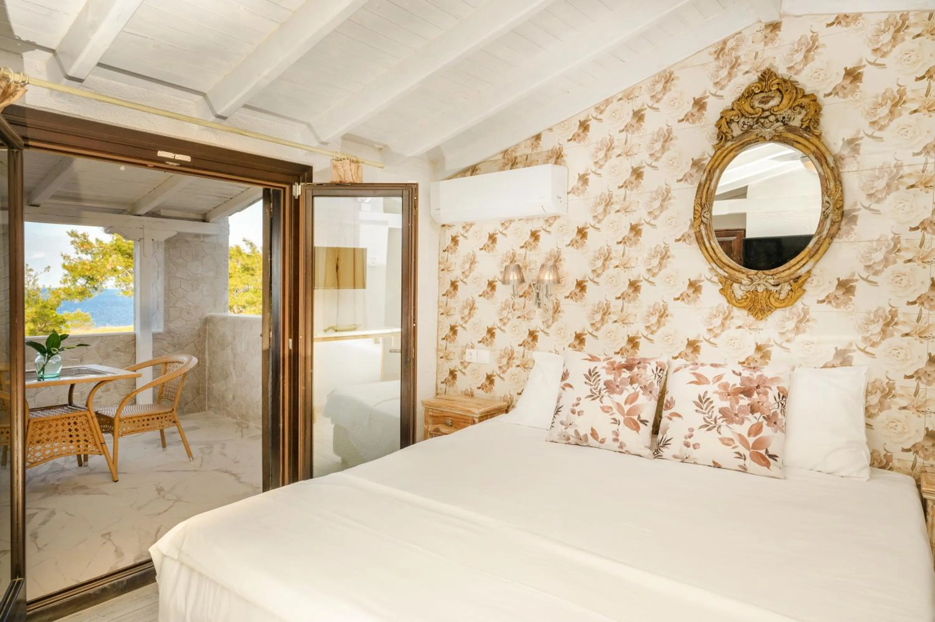 Photo of the whole room, Bed in Leandros Hotel