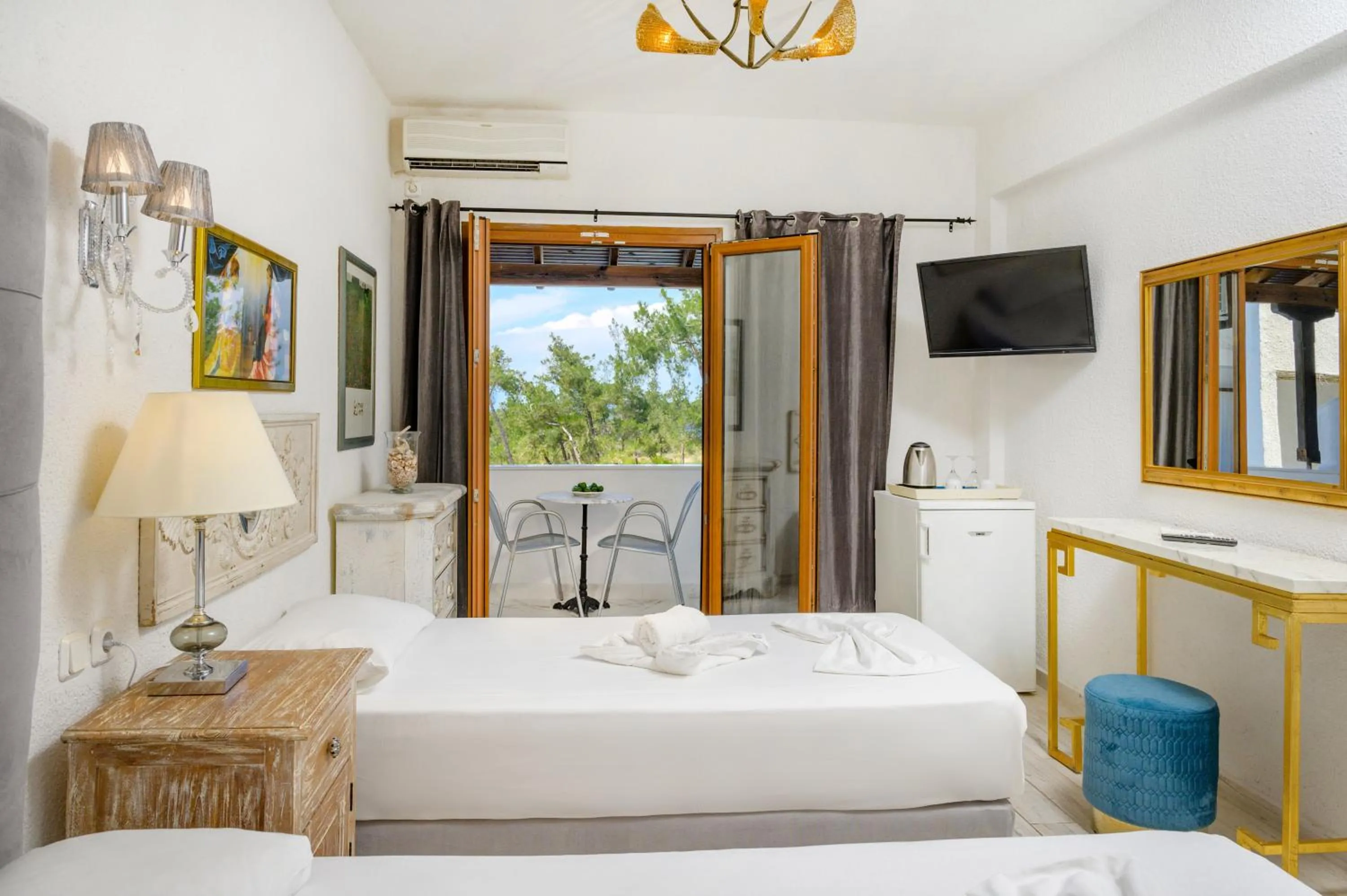 Bedroom, Bed in Leandros Hotel