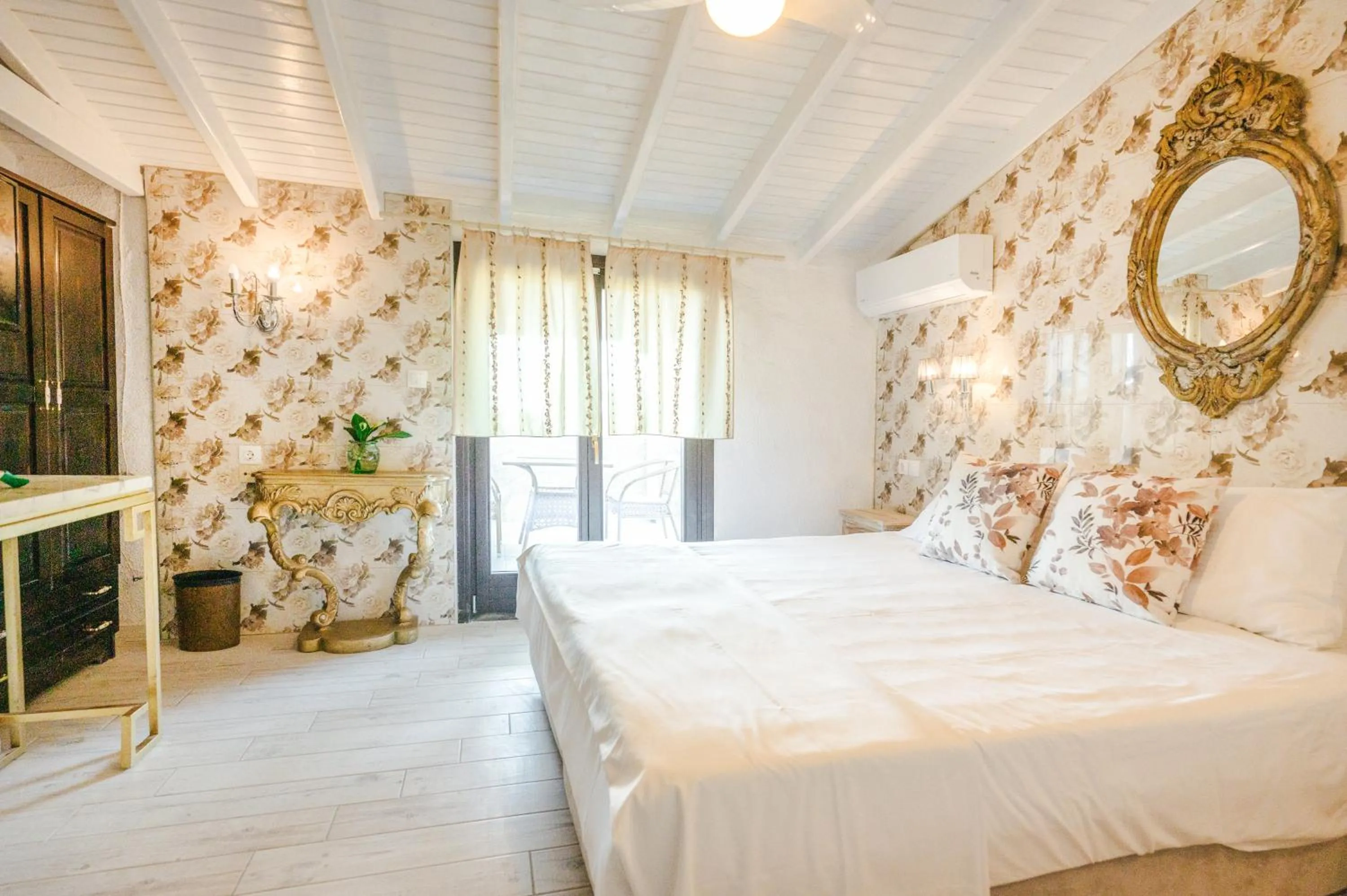 Bedroom, Bed in Leandros Hotel