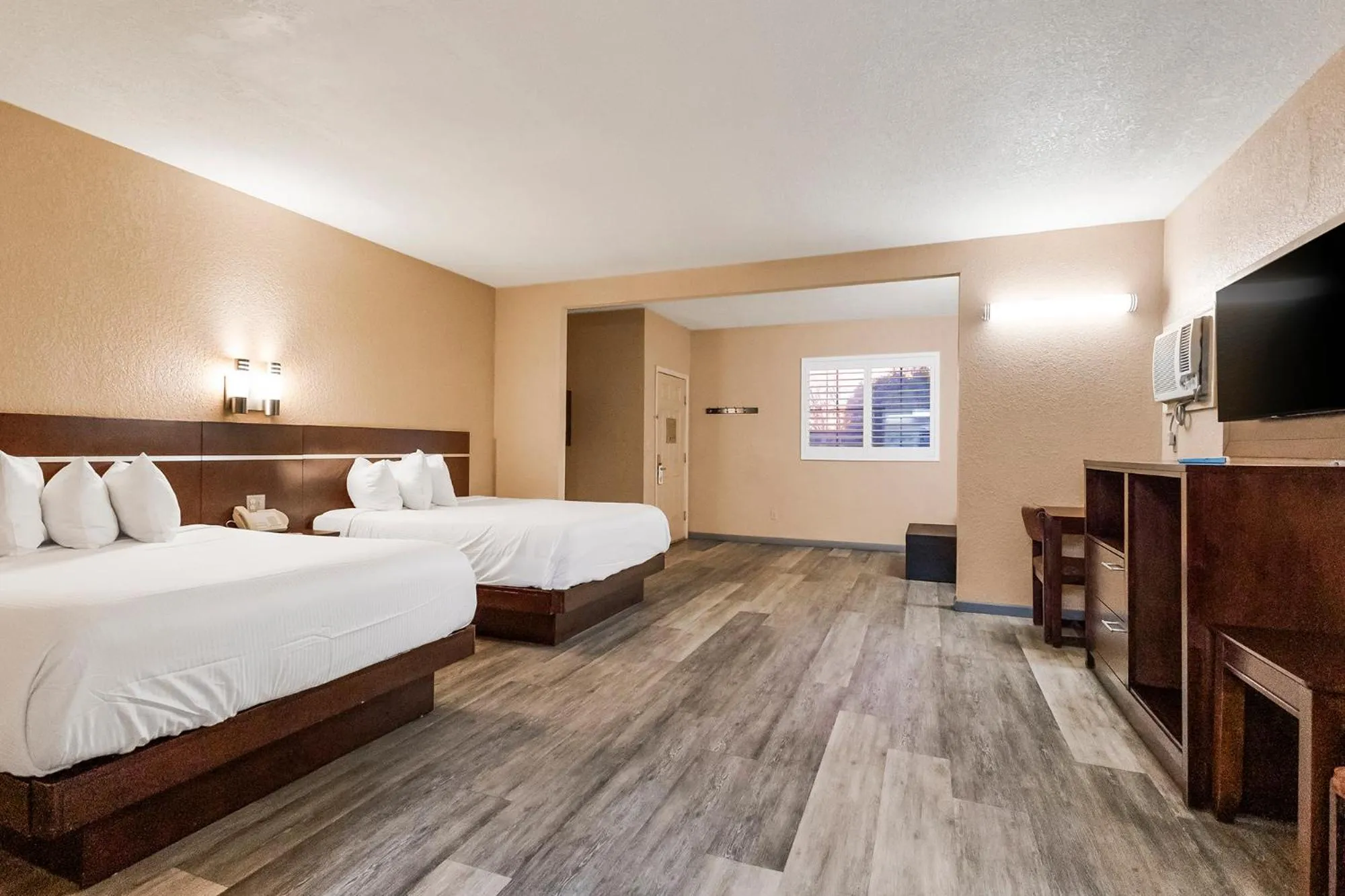 Photo of the whole room, Bed in Country Inn Sonora