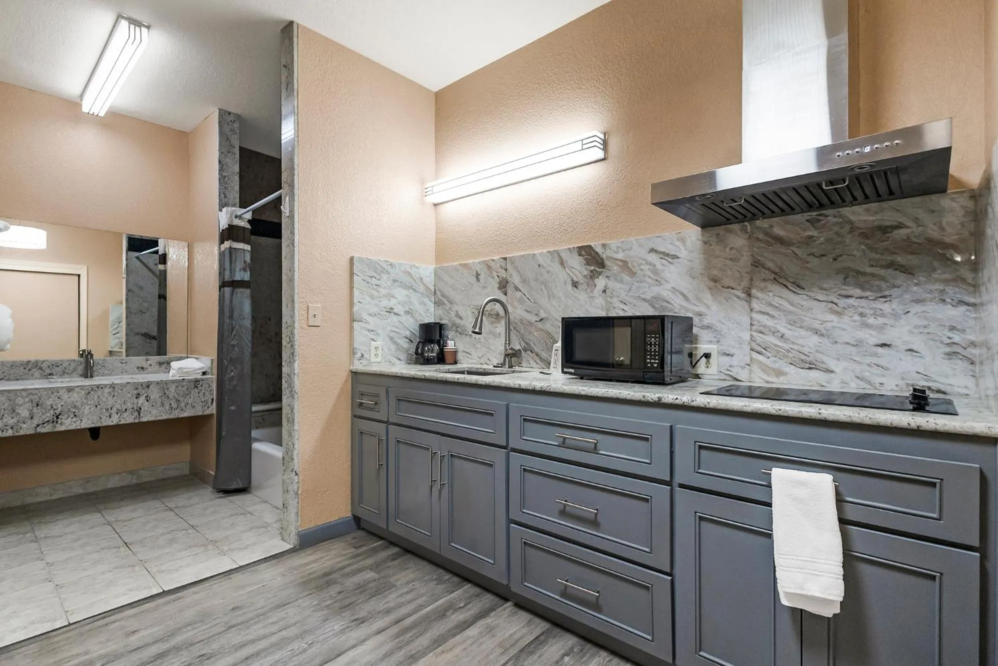 Kitchen or kitchenette in Country Inn Sonora