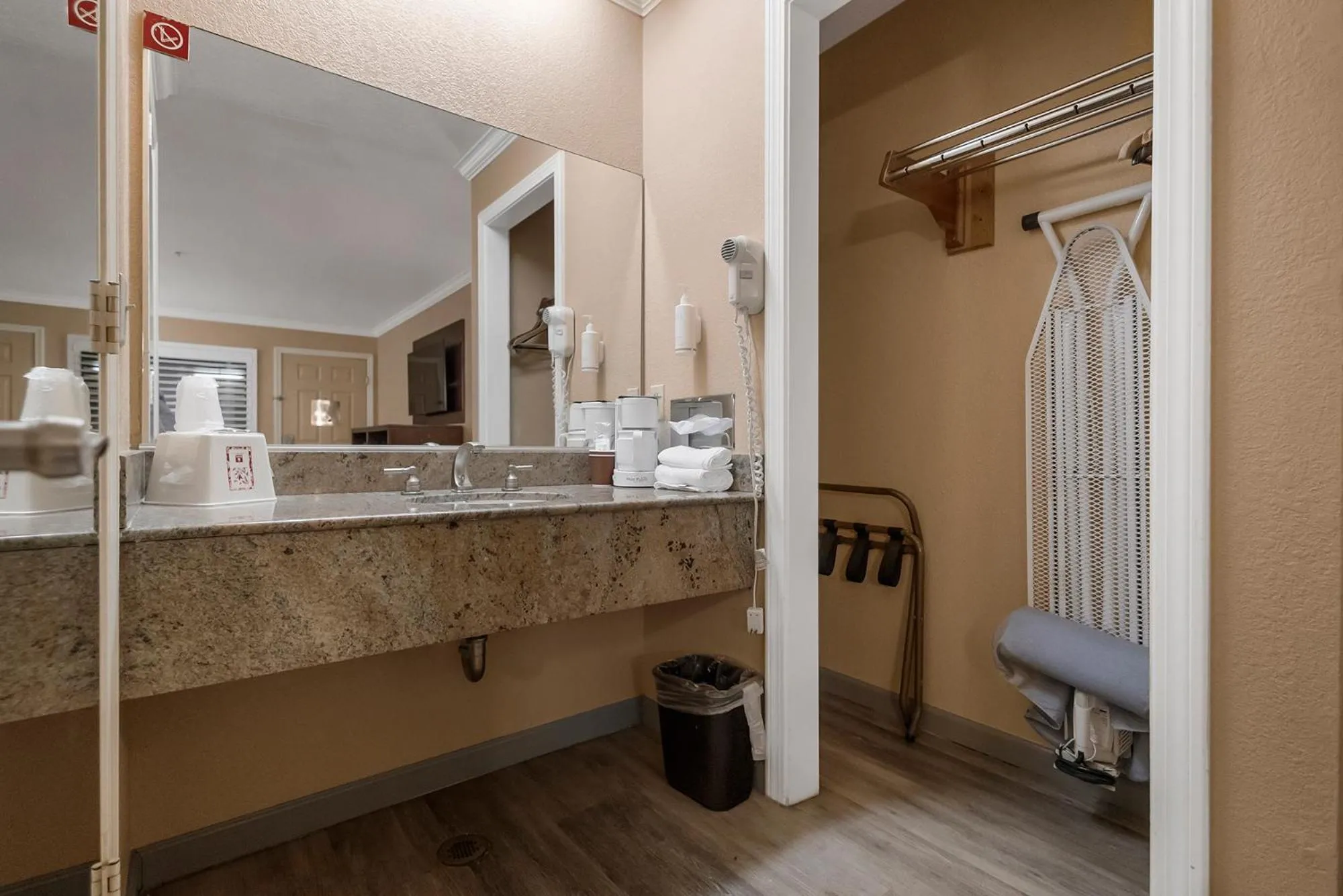 Bathroom in Country Inn Sonora