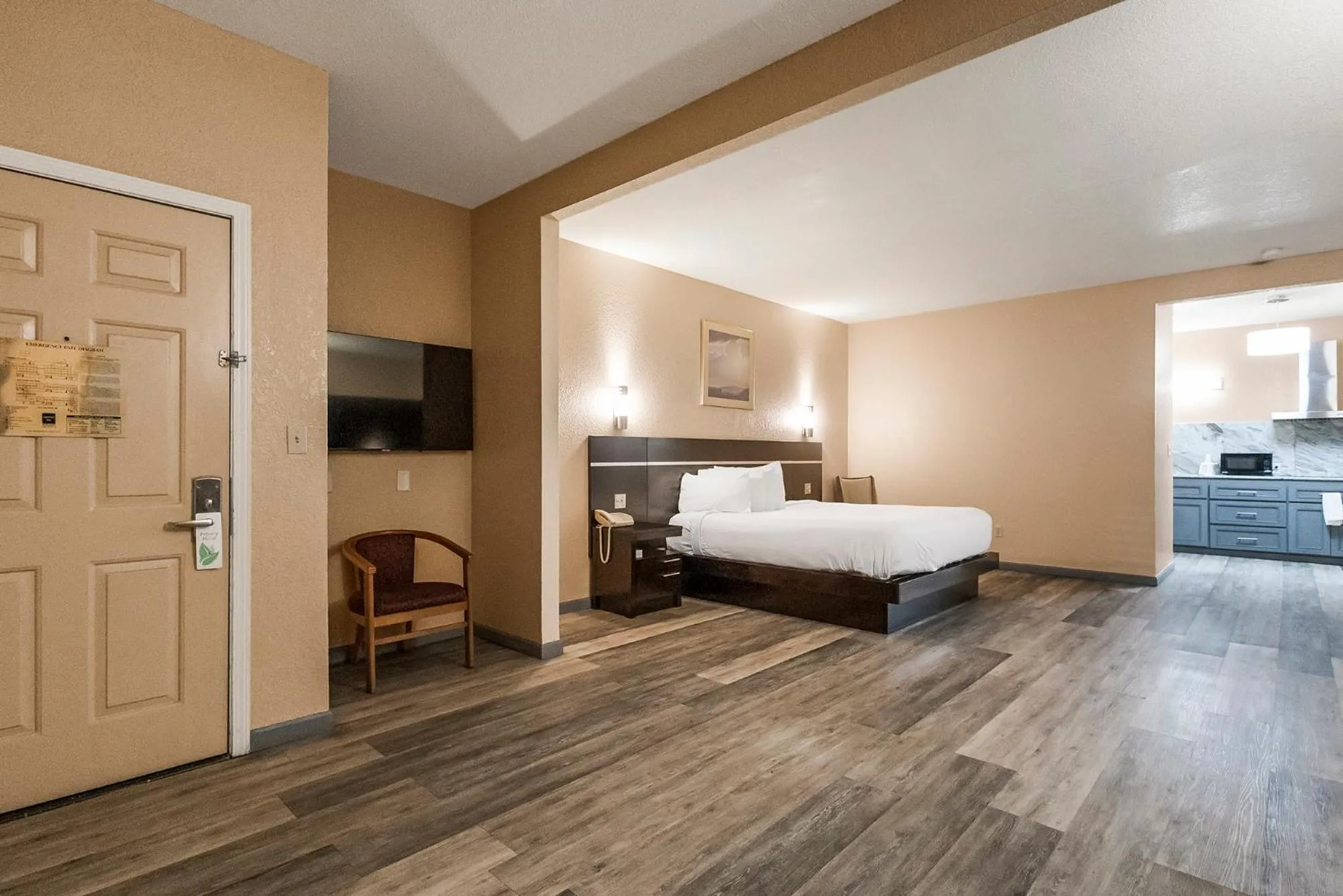 Photo of the whole room, Bed in Country Inn Sonora