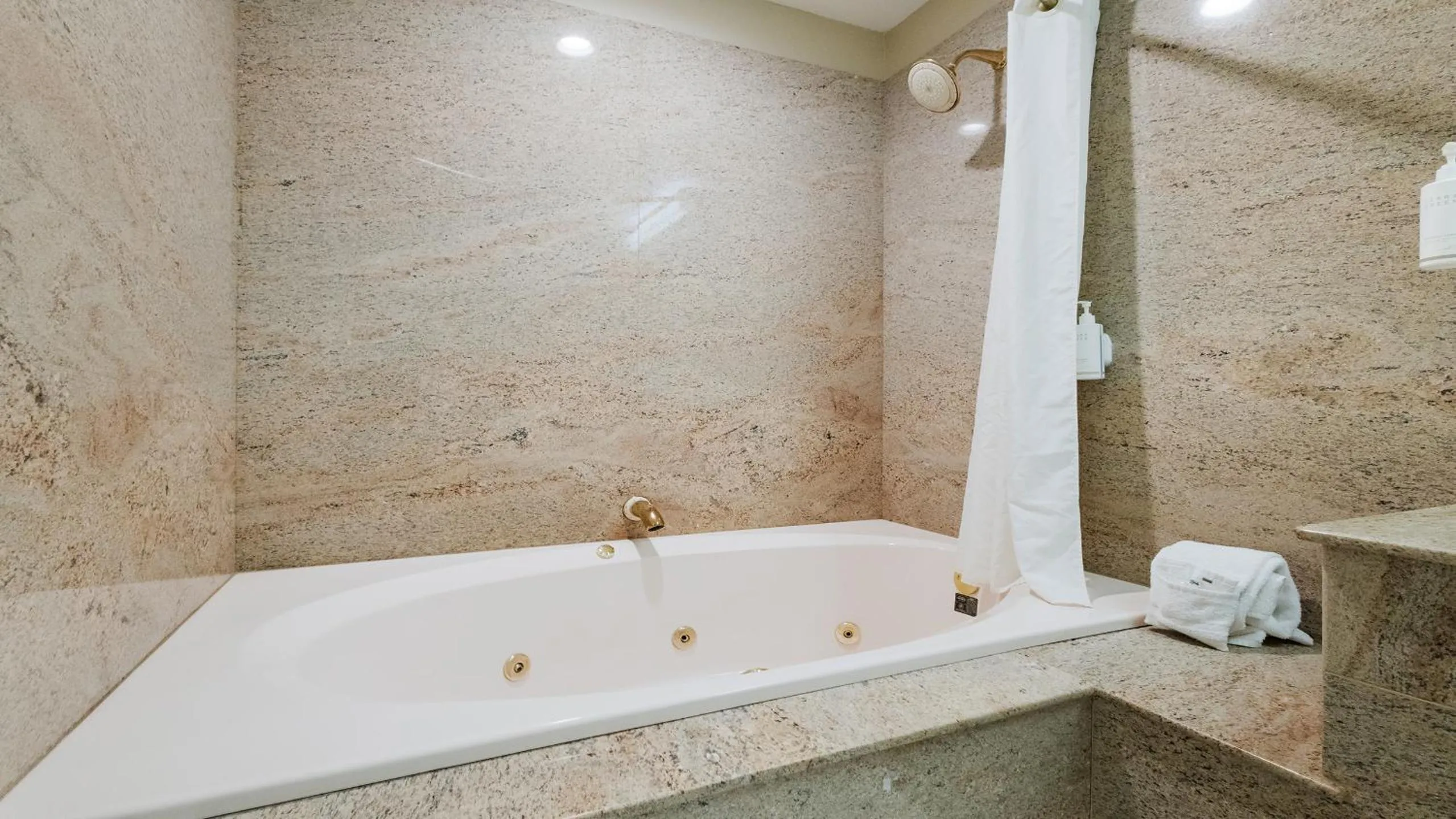 Shower in Country Inn Sonora