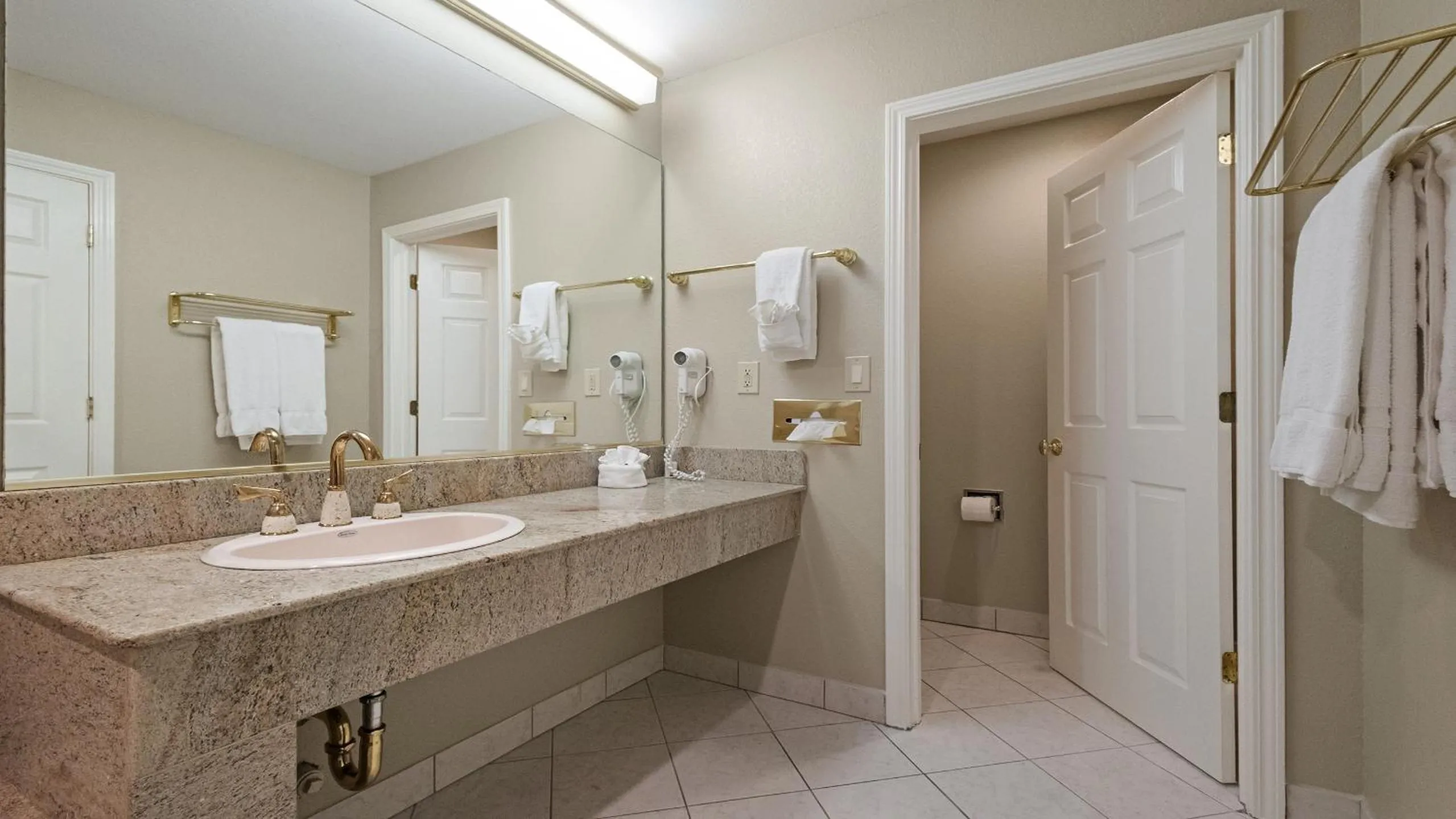 Bathroom in Country Inn Sonora