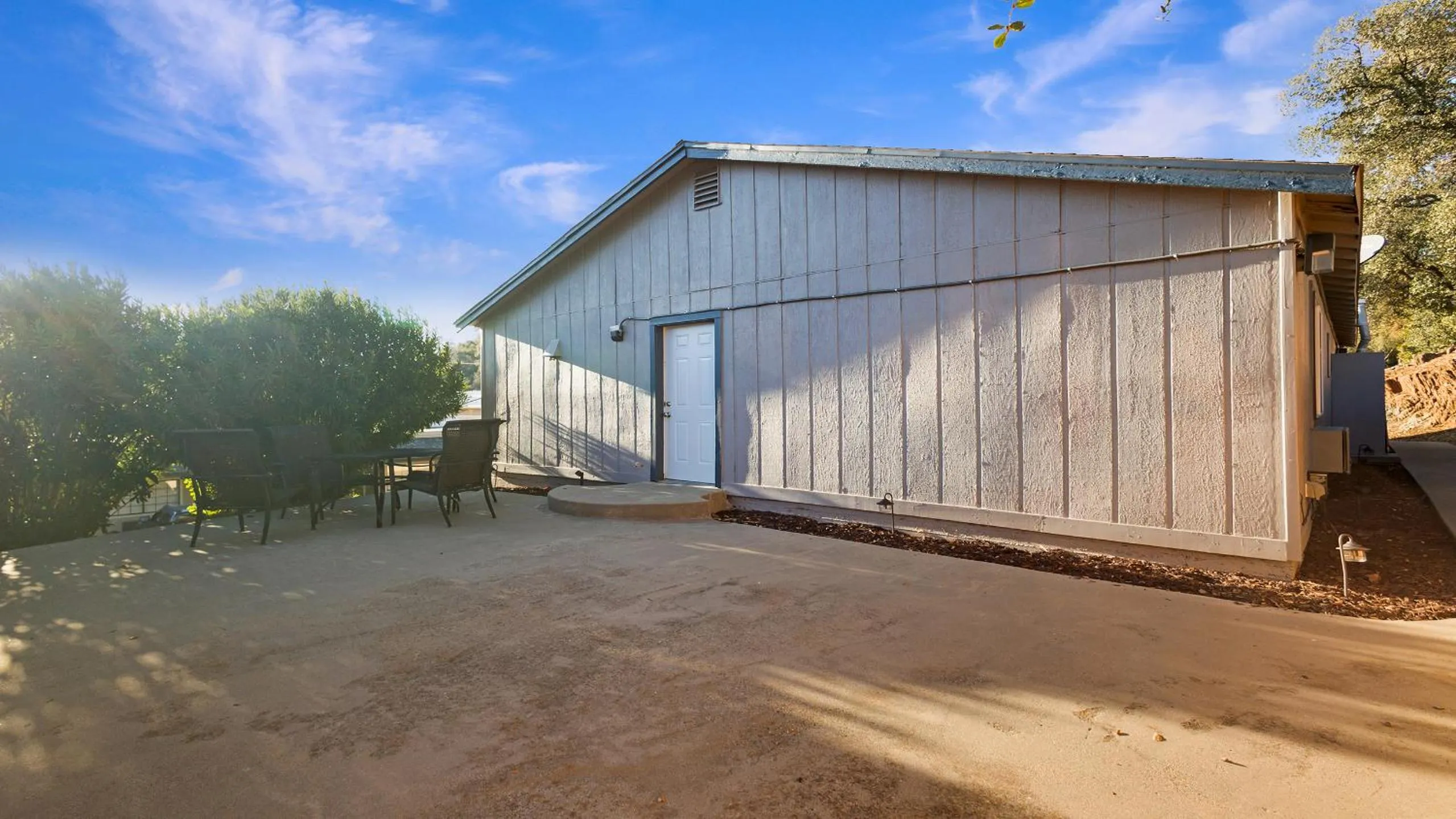 Property building in Country Inn Sonora