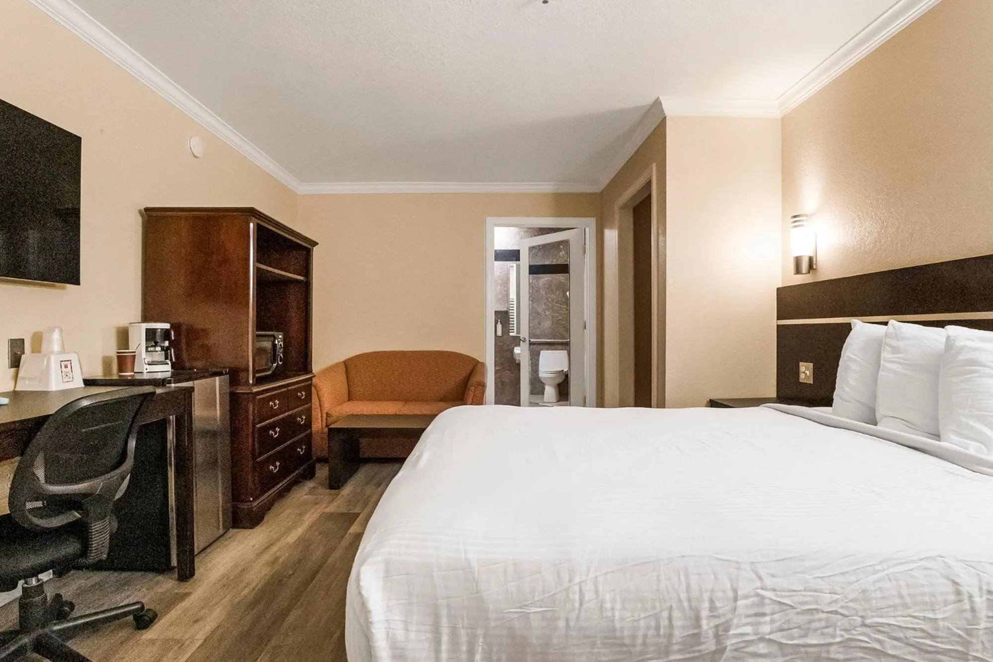 Photo of the whole room, Bed in Country Inn Sonora