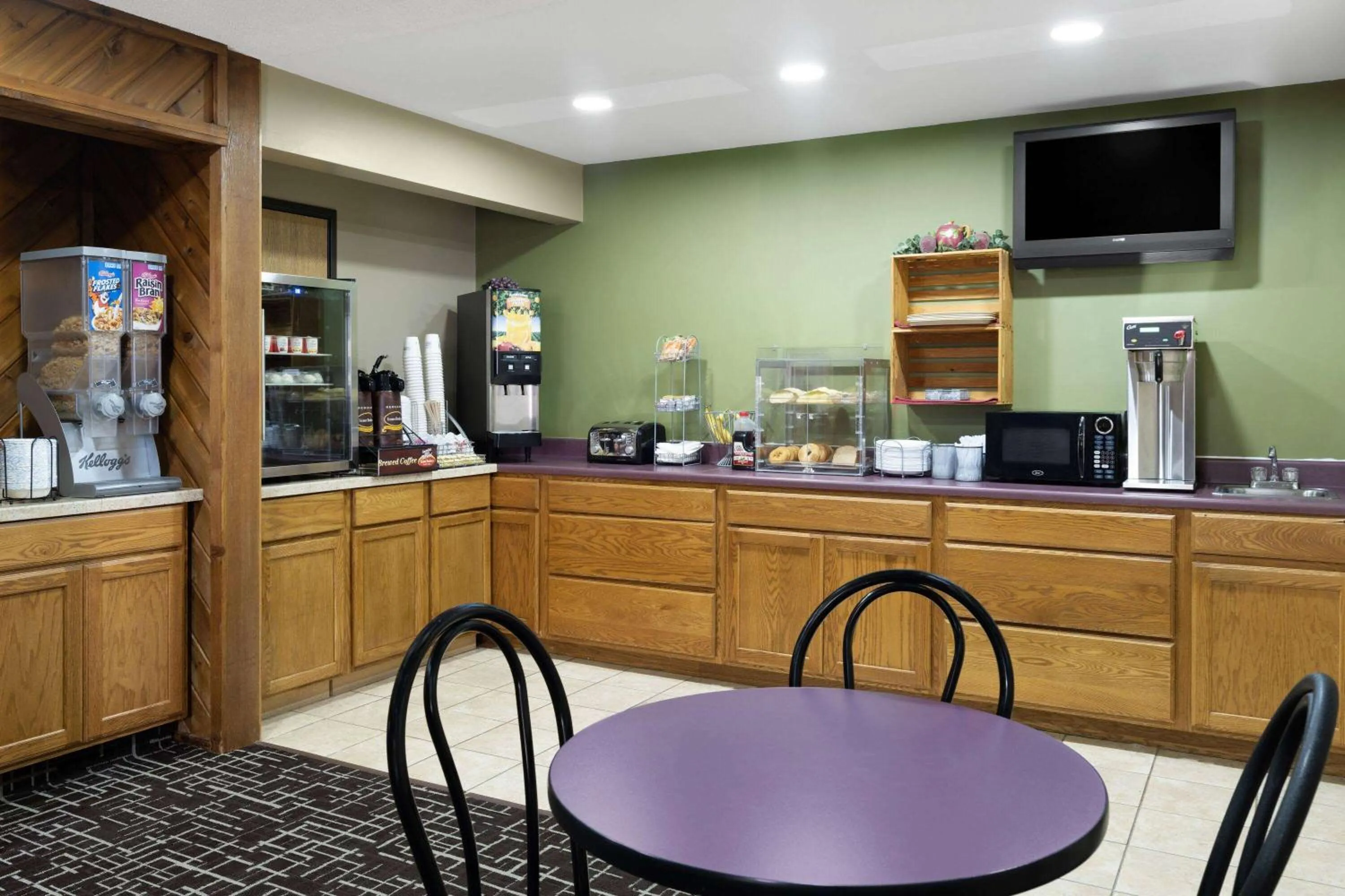 Breakfast in Super 8 by Wyndham Dyersville