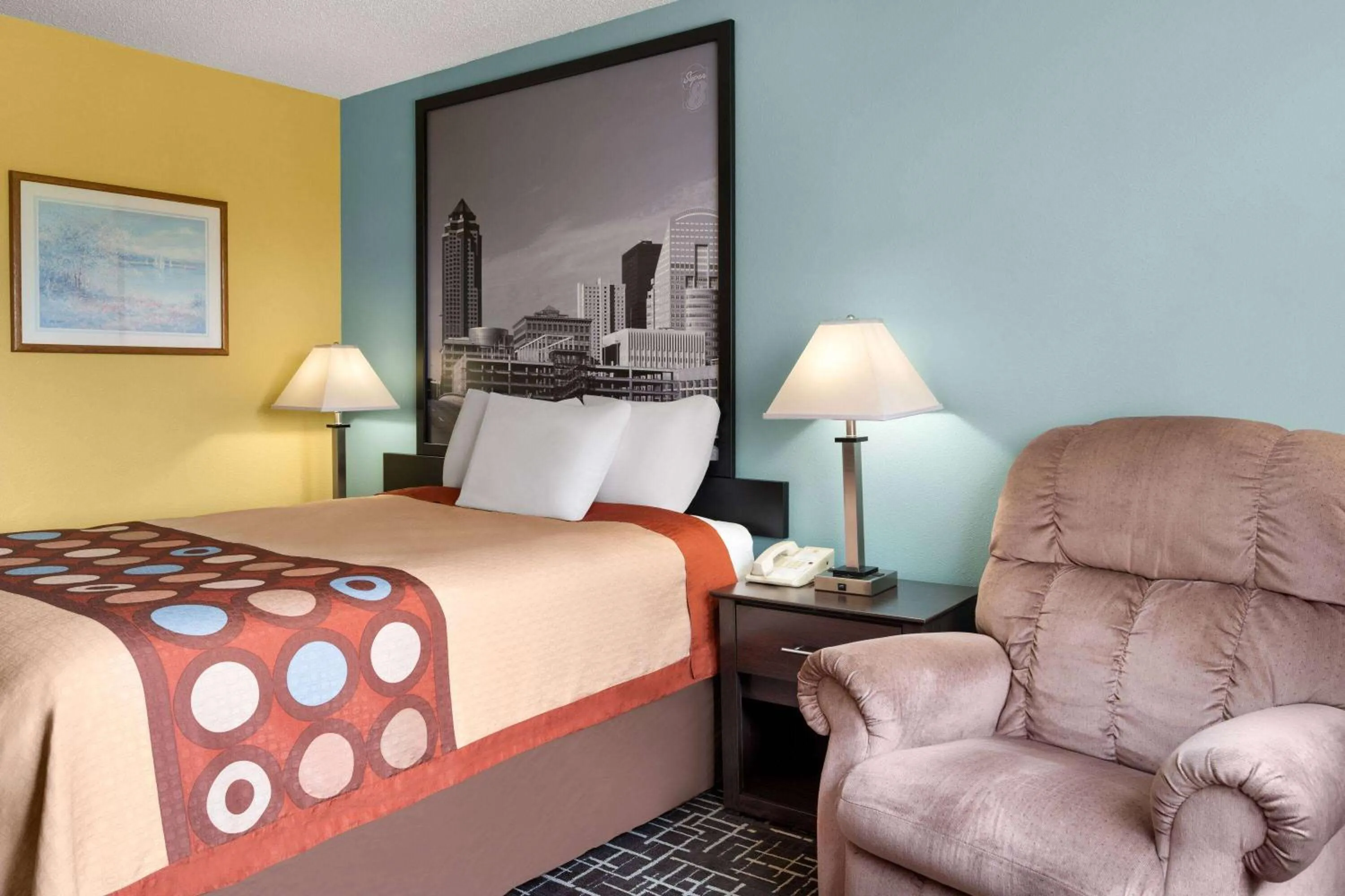 Photo of the whole room, Bed in Super 8 by Wyndham Dyersville