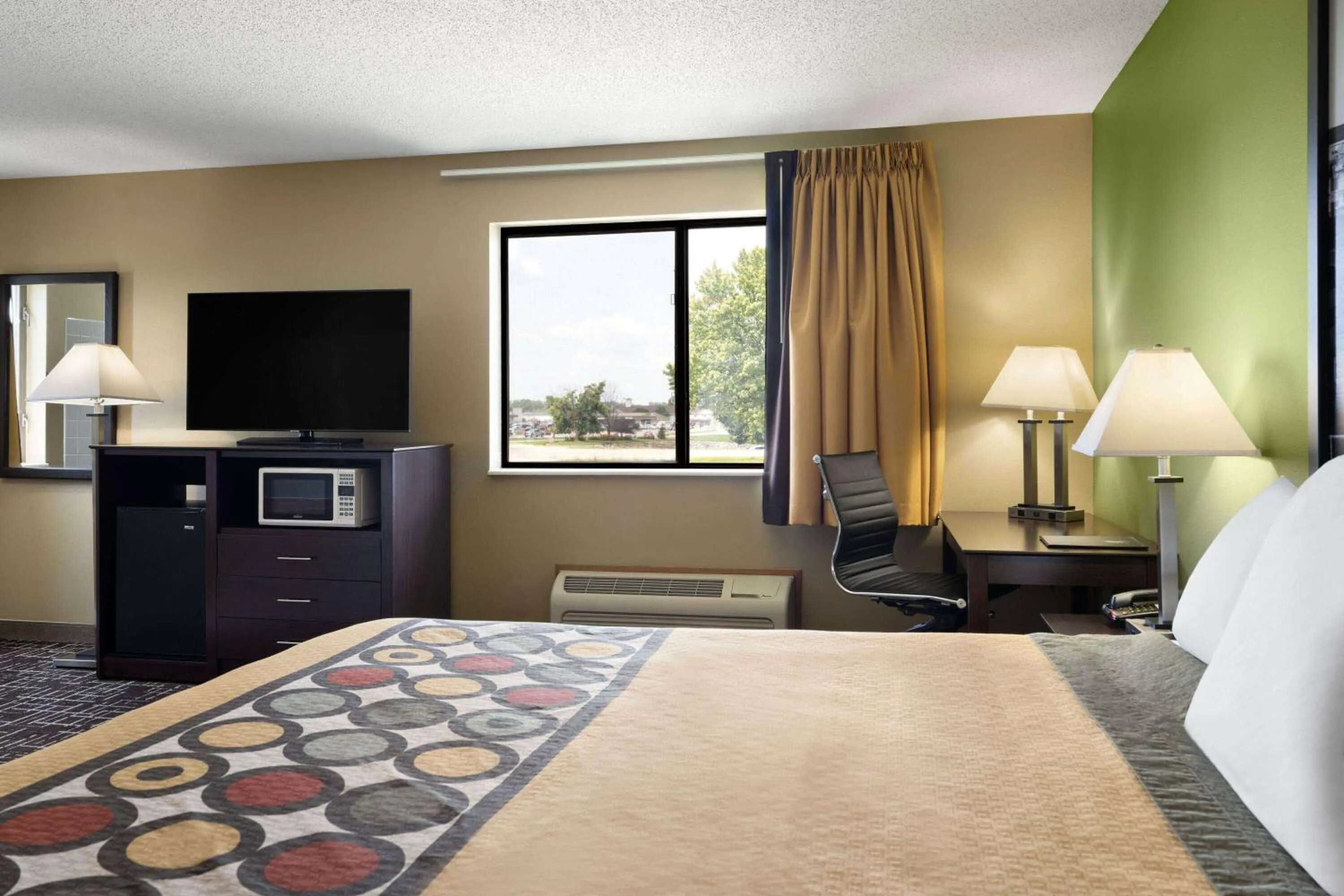 Photo of the whole room, Bed in Super 8 by Wyndham Dyersville