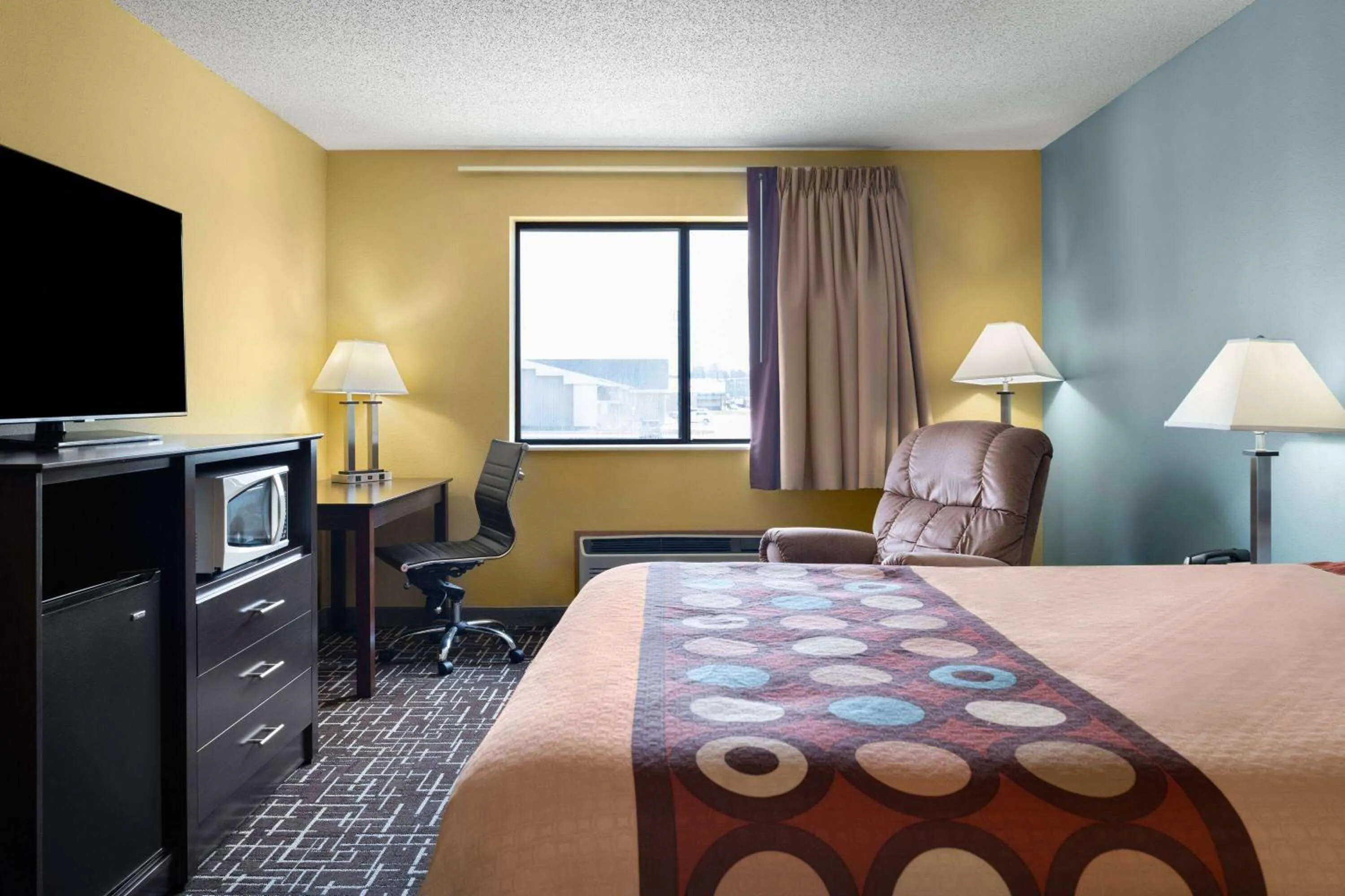 Photo of the whole room, Bed in Super 8 by Wyndham Dyersville