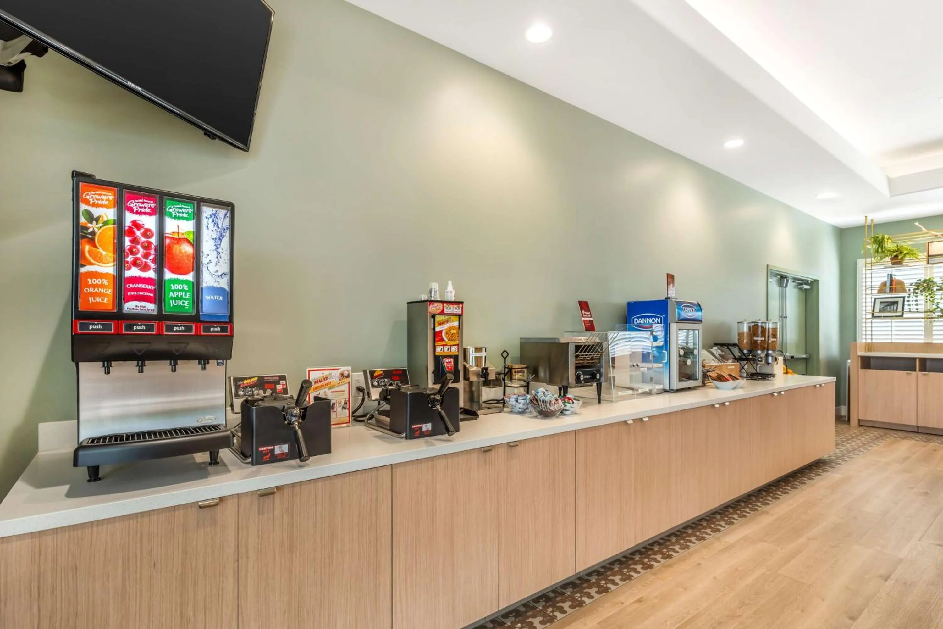 Coffee/tea facilities in Best Western Plus Capitola By-the-Sea Inn & Suites