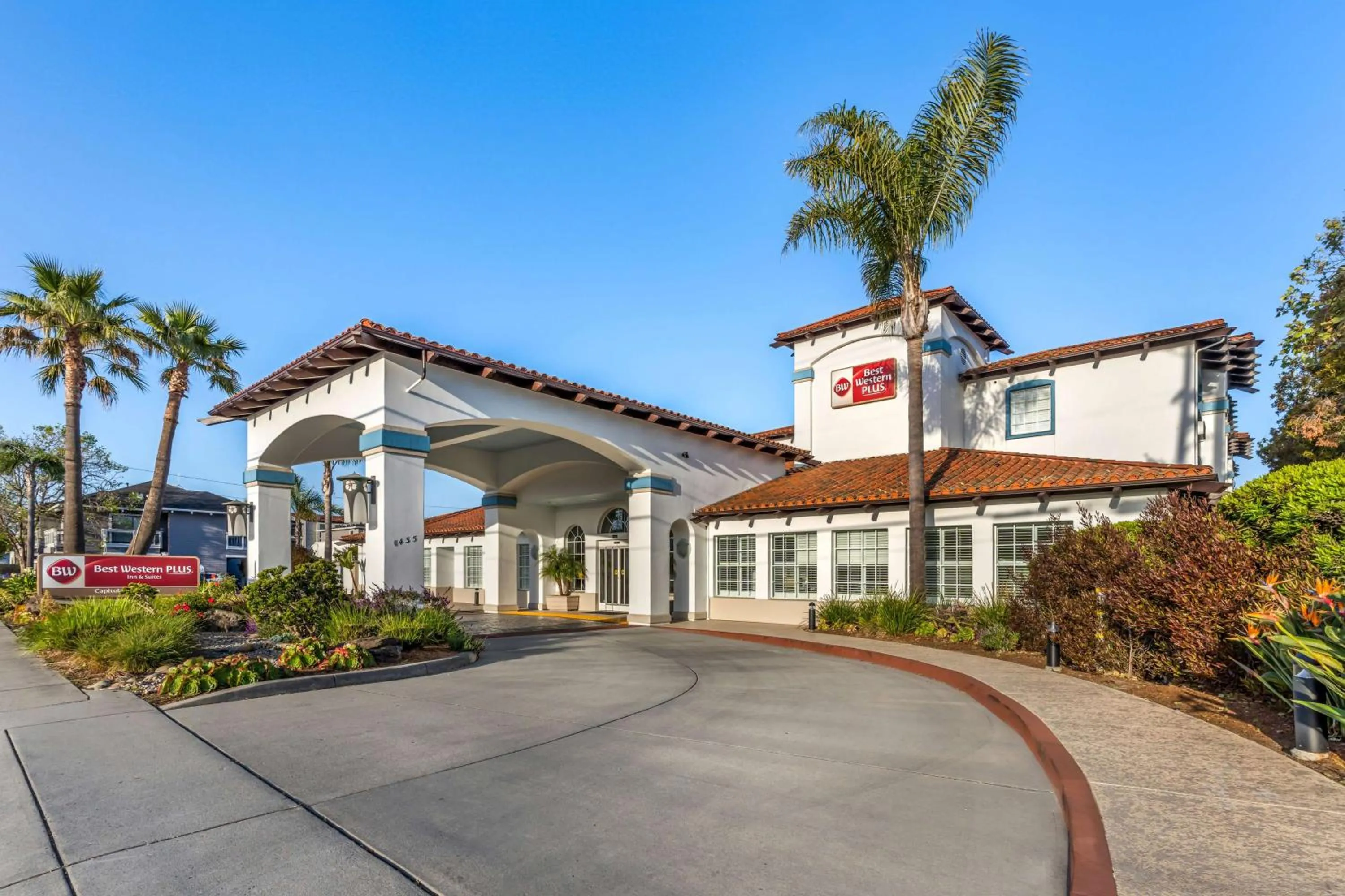 Property building in Best Western Plus Capitola By-the-Sea Inn & Suites