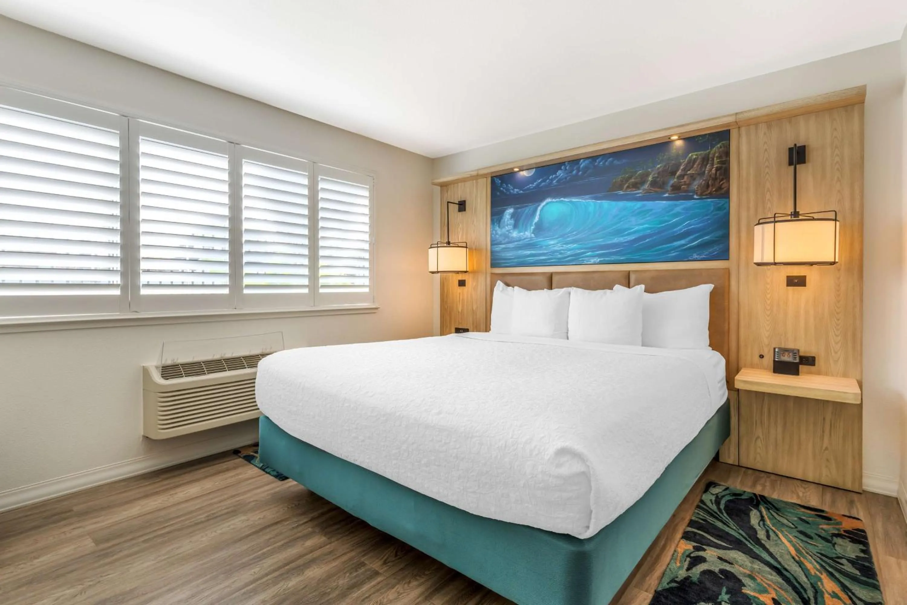 Bedroom, Bed in Best Western Plus Capitola By-the-Sea Inn & Suites