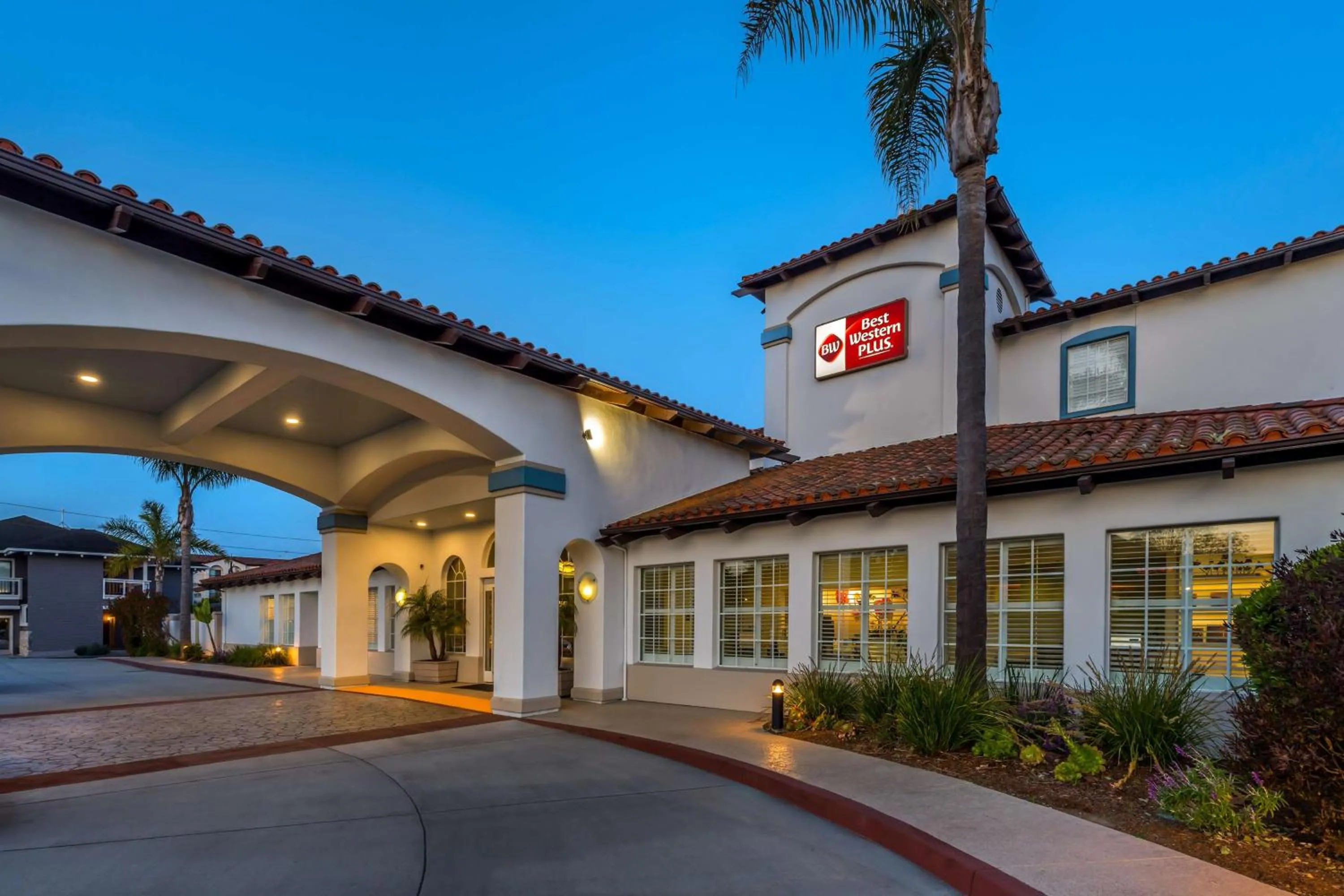 Property building in Best Western Plus Capitola By-the-Sea Inn & Suites