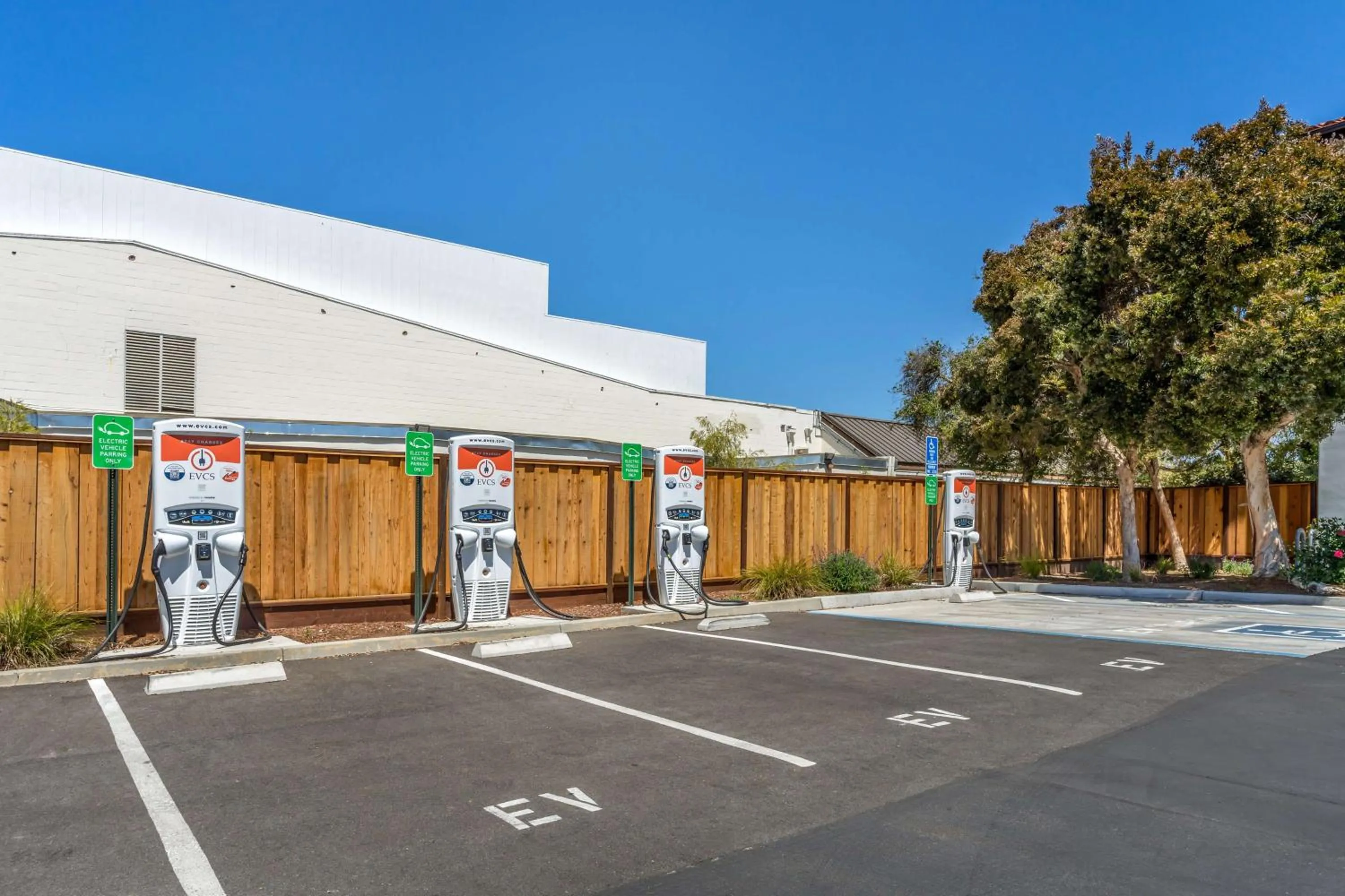 Property building in Best Western Plus Capitola By-the-Sea Inn & Suites