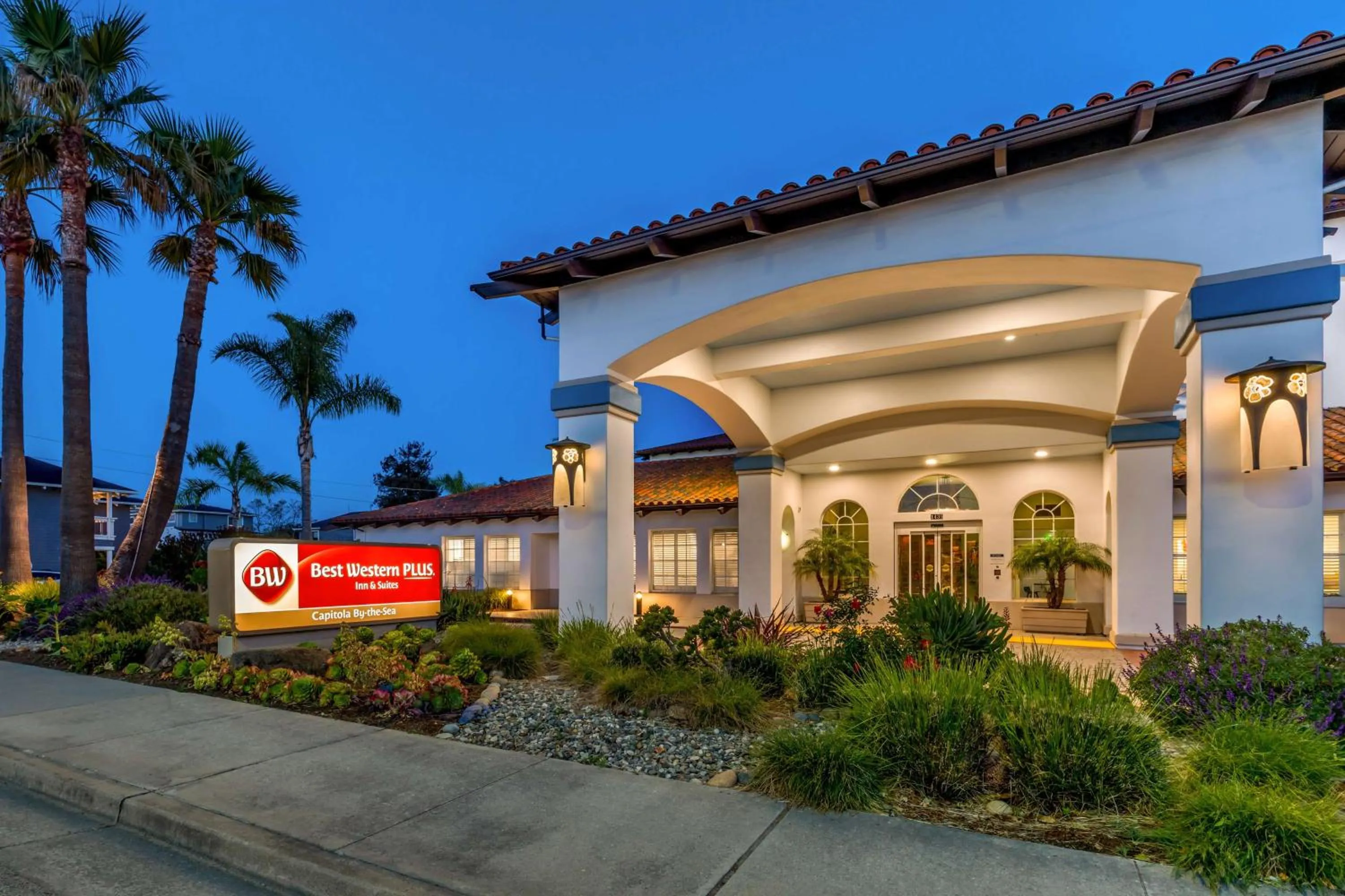 Property building in Best Western Plus Capitola By-the-Sea Inn & Suites