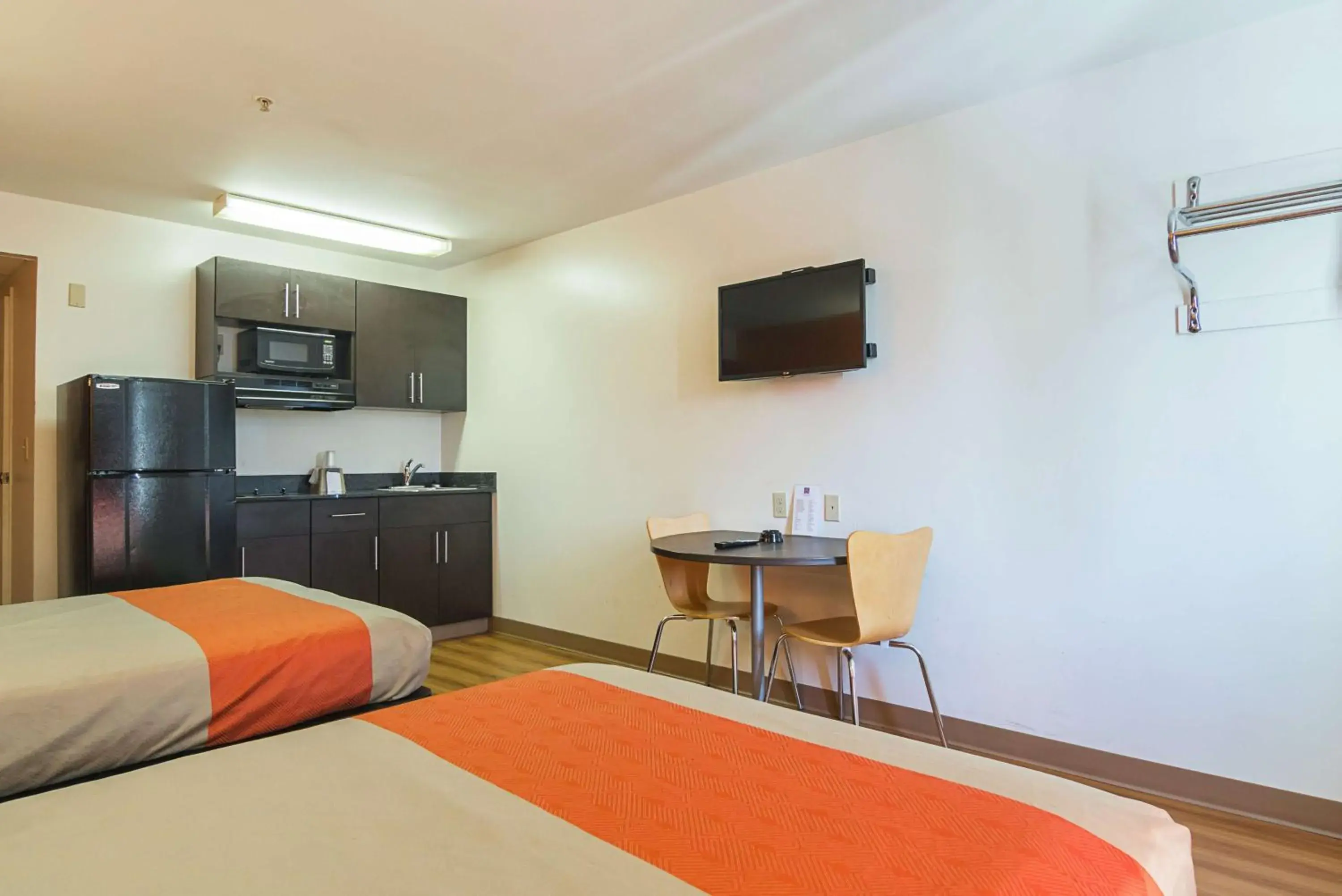 Deluxe Quadruple Room - Non-Smoking in Motel 6-Jonesboro, GA Deluxe Quadruple Room - Non-Smoking in Motel 6-Jonesboro, GA