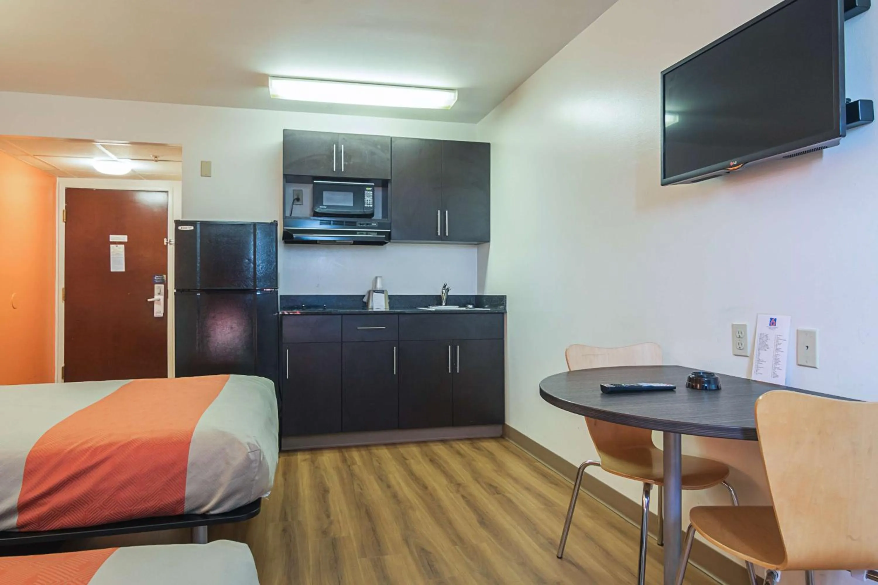 TV and multimedia in Motel 6-Jonesboro, GA