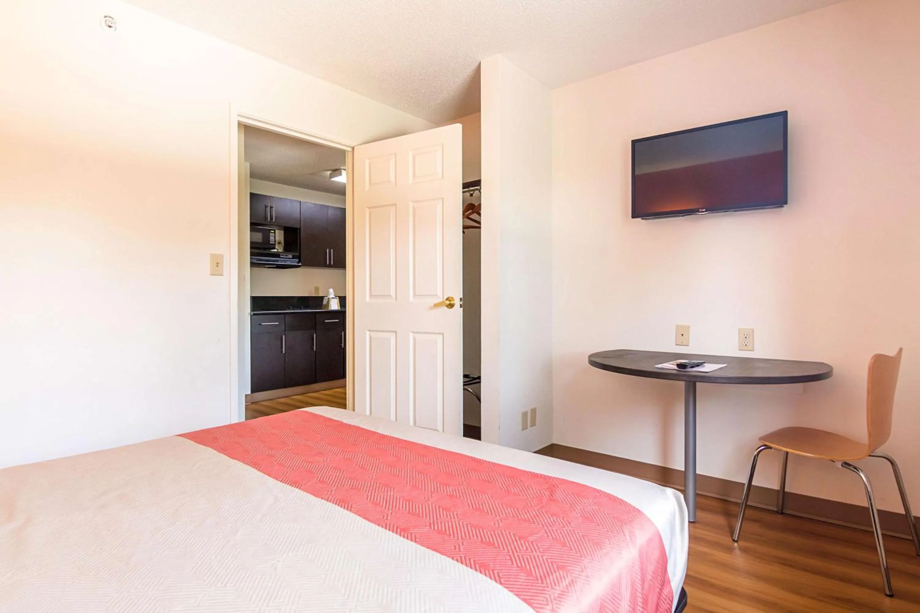 TV and multimedia, Bed in Motel 6-Jonesboro, GA