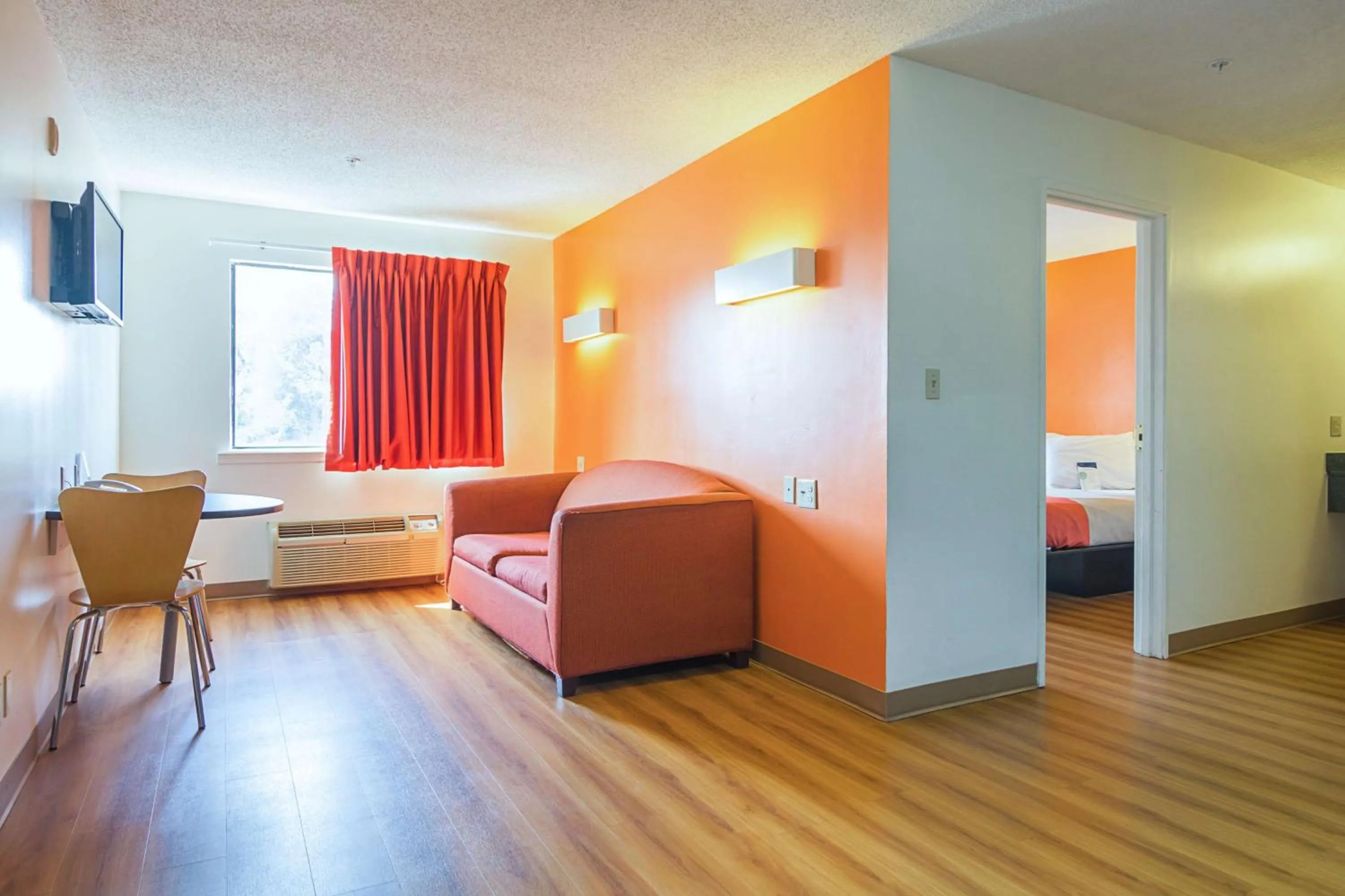 TV and multimedia, Bed in Motel 6-Jonesboro, GA