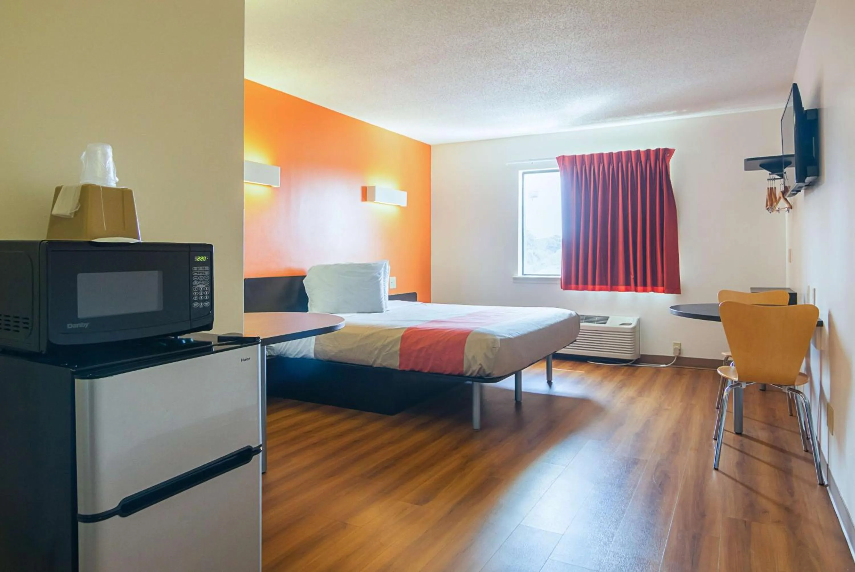 TV and multimedia, Bed in Motel 6-Jonesboro, GA