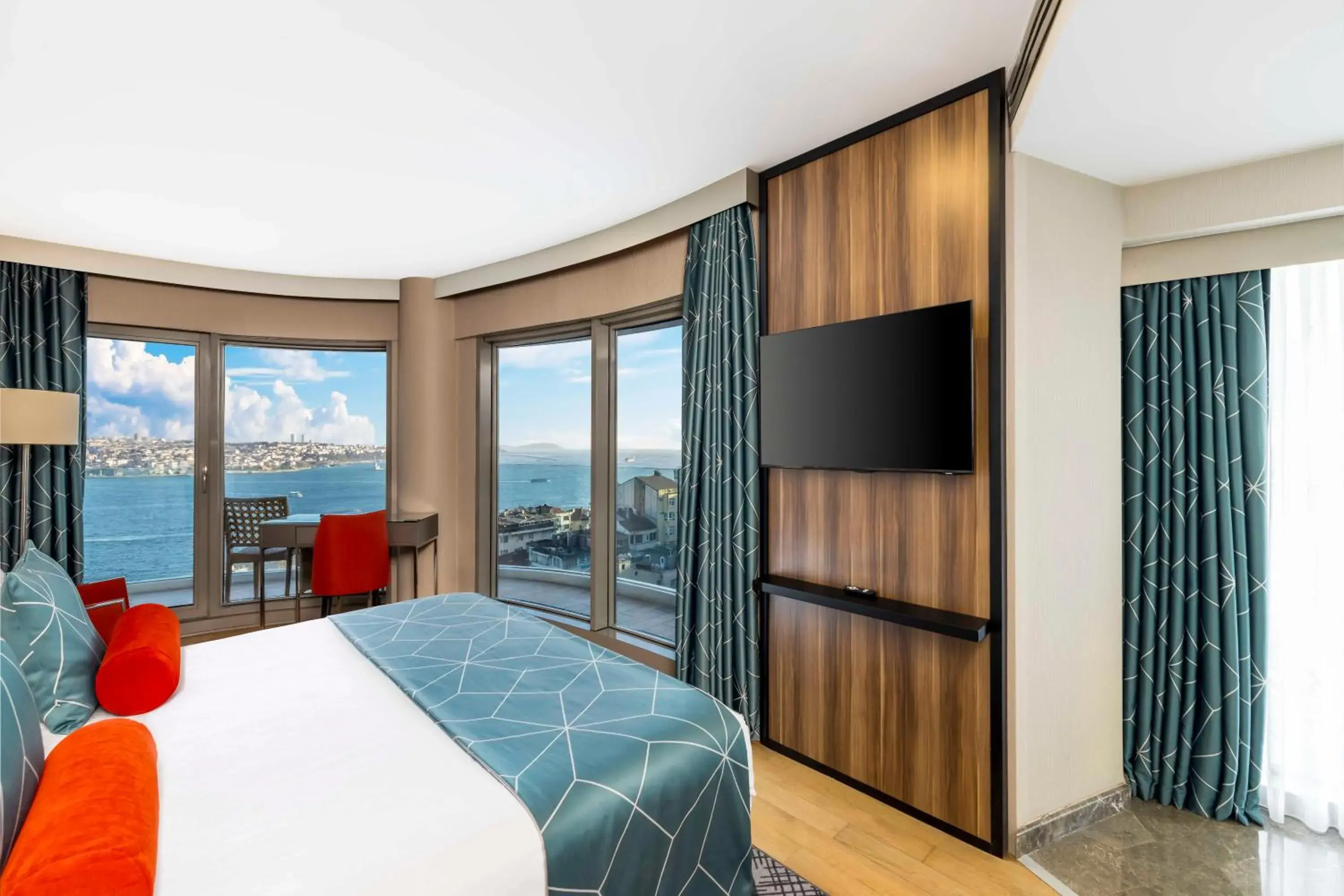 Superior Bosphorus View Room with Balcony in Opera Hotel Bosphorus - Preferred Hotels and Resorts Superior Bosphorus View Room with Balcony in Opera Hotel Bosphorus - Preferred Hotels and Resorts