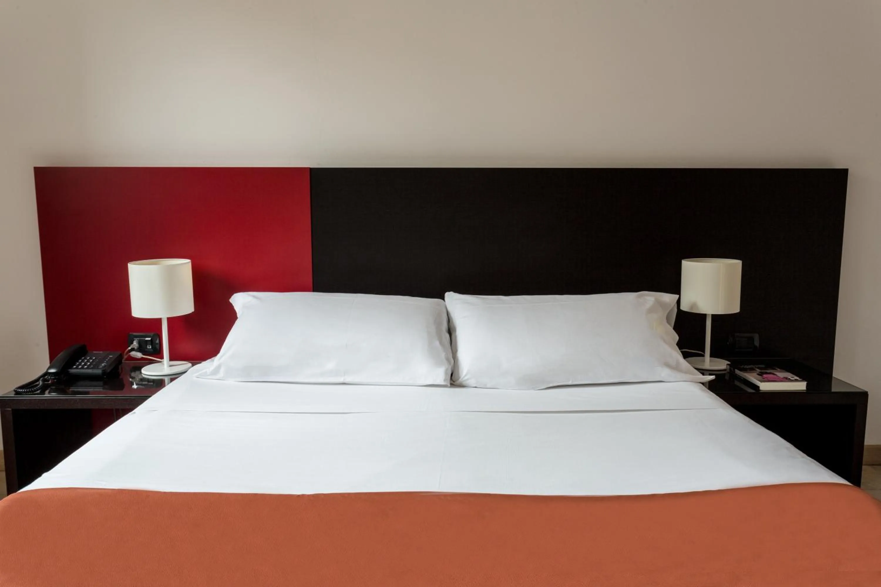 Photo of the whole room, Bed in Catania Hills Residence