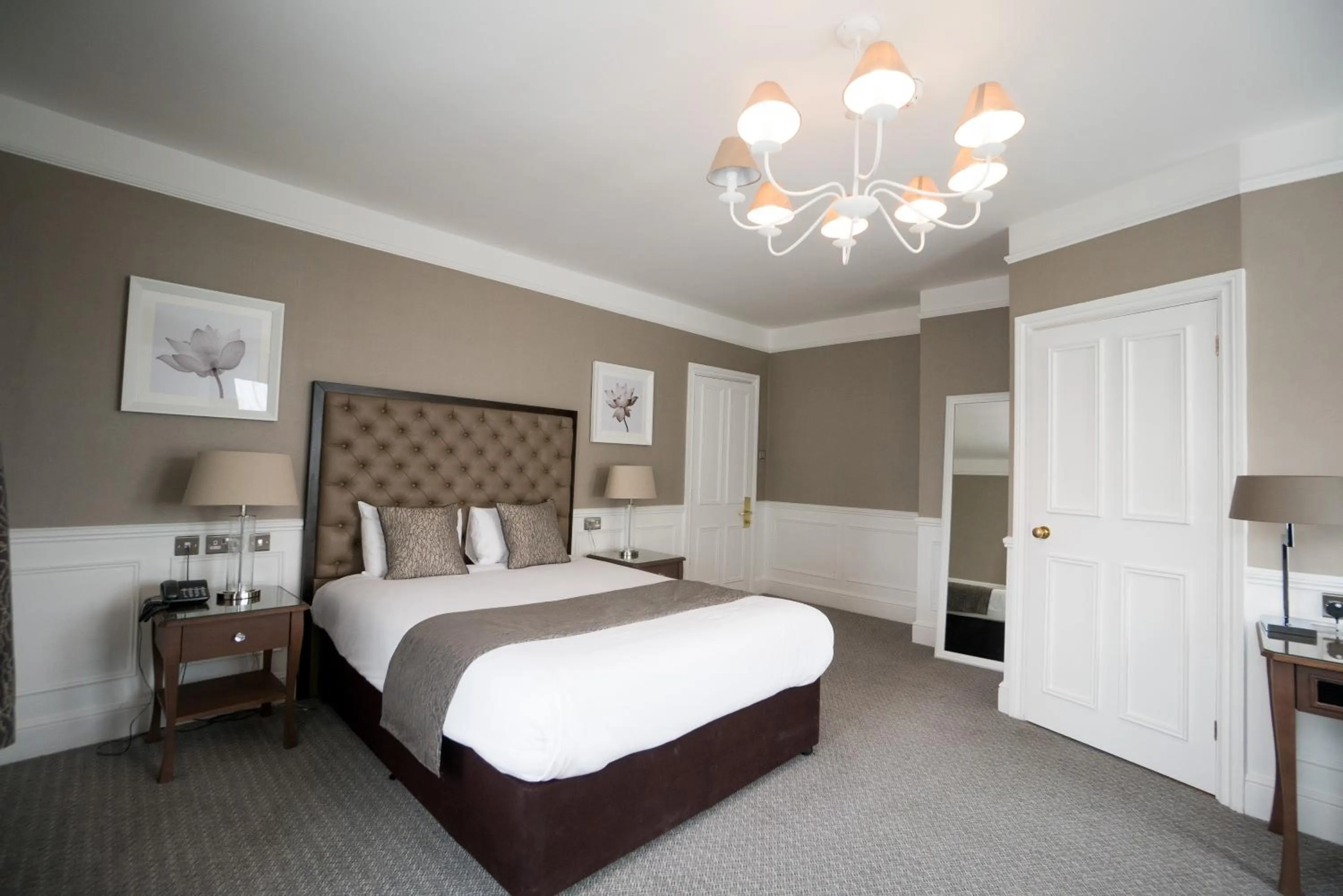 Photo of the whole room, Bed in Steventon House Hotel