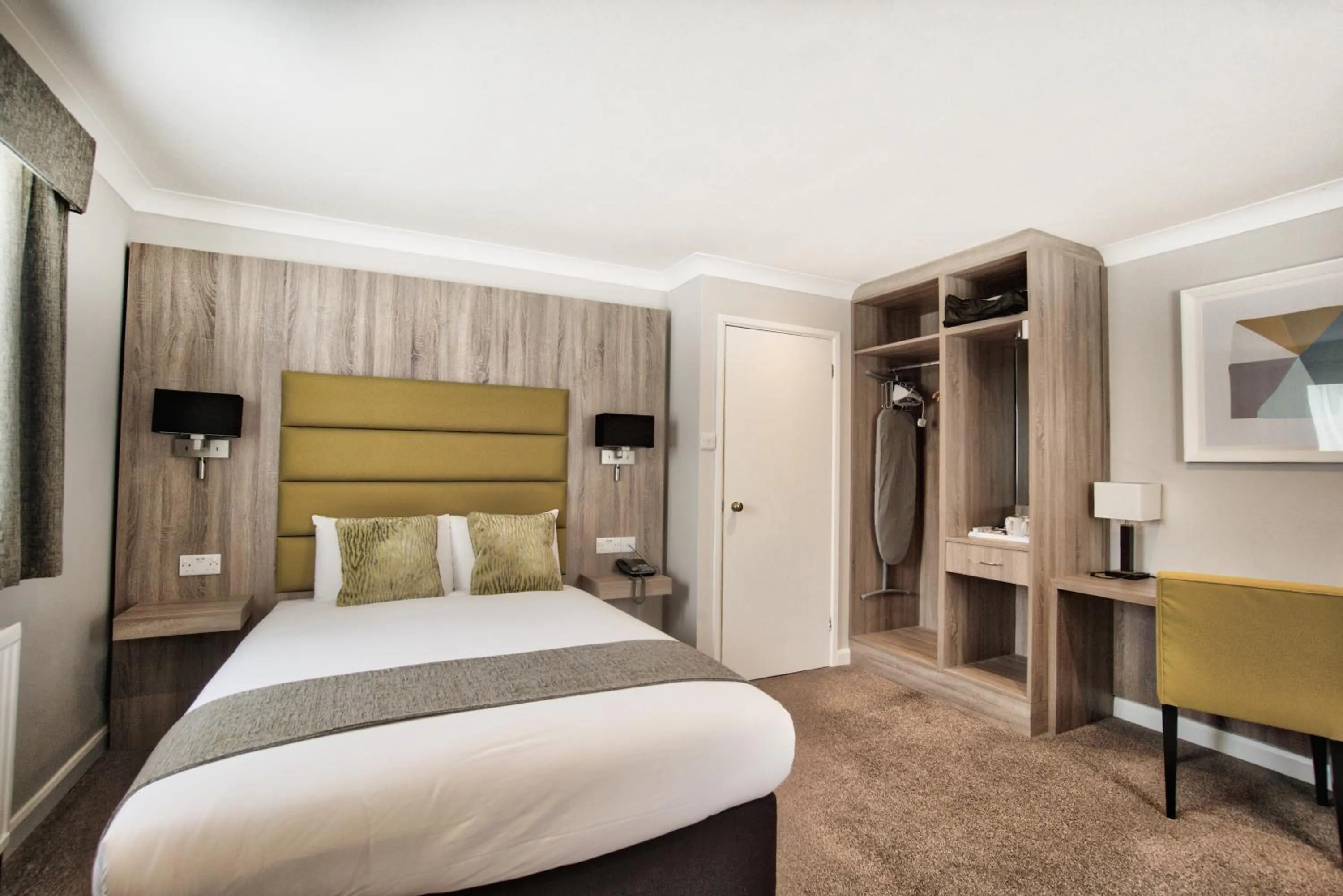 Photo of the whole room, Bed in Steventon House Hotel